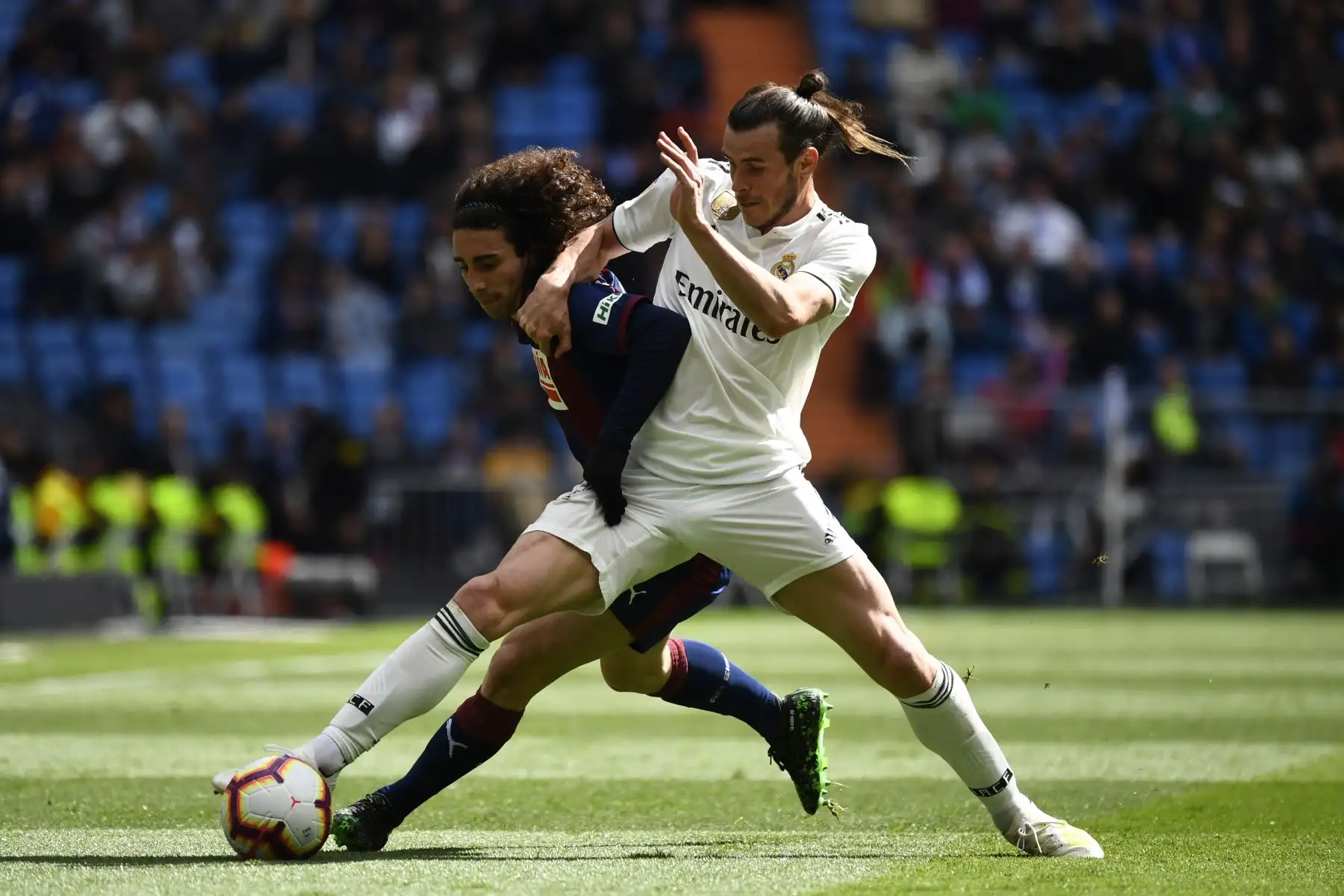 Gareth Bale del Real Madrid disputa el balón frente a un jugador del Eibar en el  Santiago Bernabeu. Foto: ADINA/ AFP
