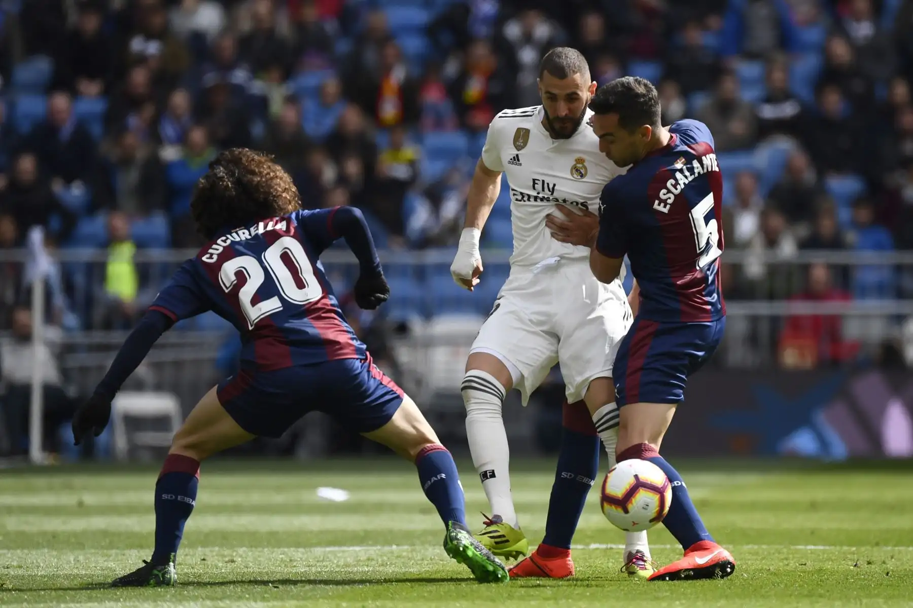 Karim Benzema del Real Madrid disputa el balón frenete a un jugador del Eibar en el Santiago Bernabeu. Foto: AFP