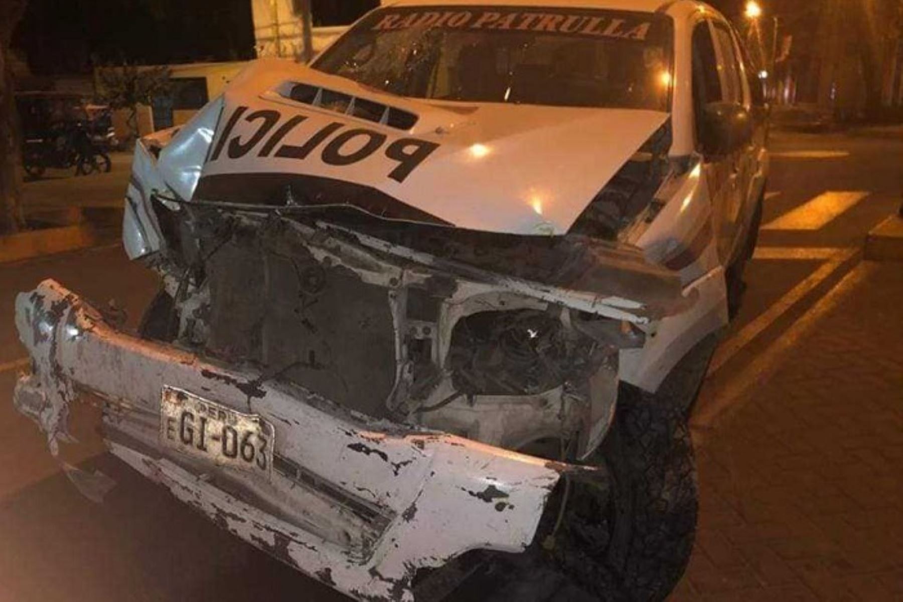 Dos efectivos policiales resultaron heridos luego que el patrullero en el que se desplazaban impactara violentamente contra una vivienda en la provincia de Casma, región Áncash; informaron las autoridades locales.