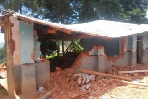 Las intensas lluvias ocasionaron el derrumbe de tres pabellones de la Institución Educativa “José Carlos Mariátegui”, en el centro poblado Vergel del distrito de Coipa, provincia de San Ignacio, en la región Cajamarca, informó el Instituto Nacional de Defensa Civil (Indeci).
