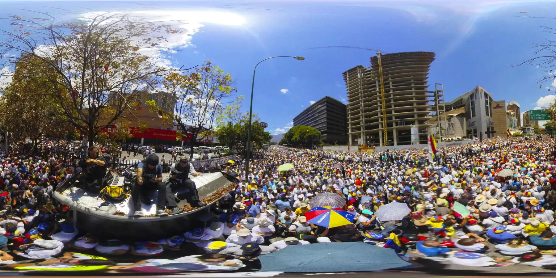 Esta foto de 360 ​​muestra a los simpatizantes del líder opositor venezolano y autoproclamado presidente interino Juan Guaido que participó en un mitin en el barrio El Marques en Caracas.Foto: AFP