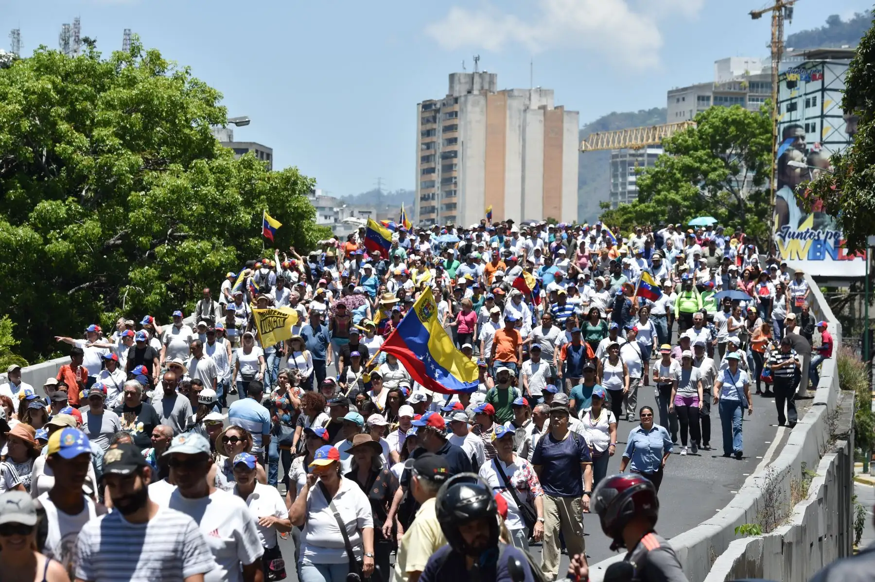Los partidarios del líder opositor venezolano y autoproclamado presidente interino Juan Guaido participan en una demostración en Caracas.Foto:AFP