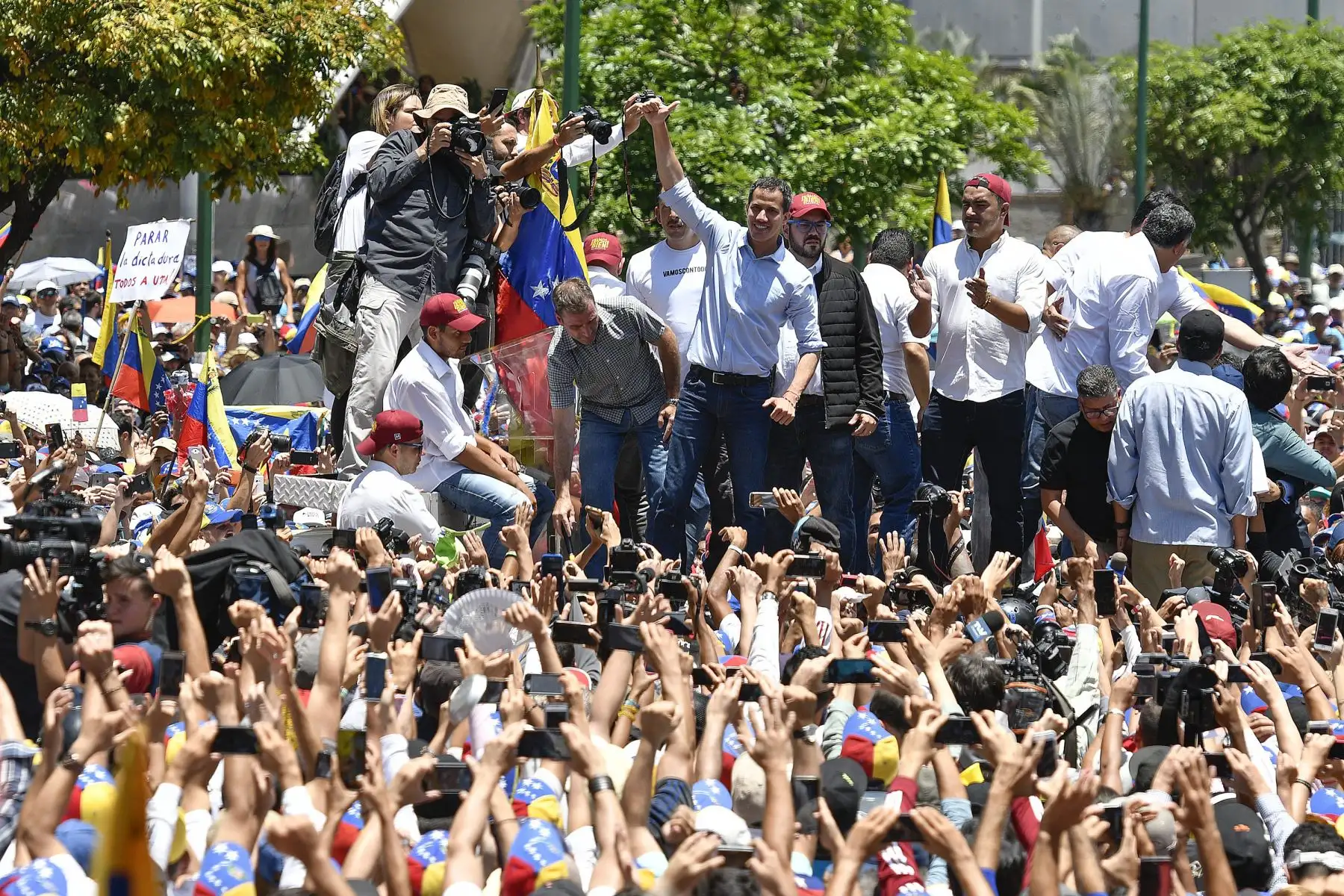 El líder de la oposición venezolana y autoproclamado presidente interino Juan Guaido da el visto bueno durante una demostración en el barrio de El Marques en Caracas. Foto:AFP
