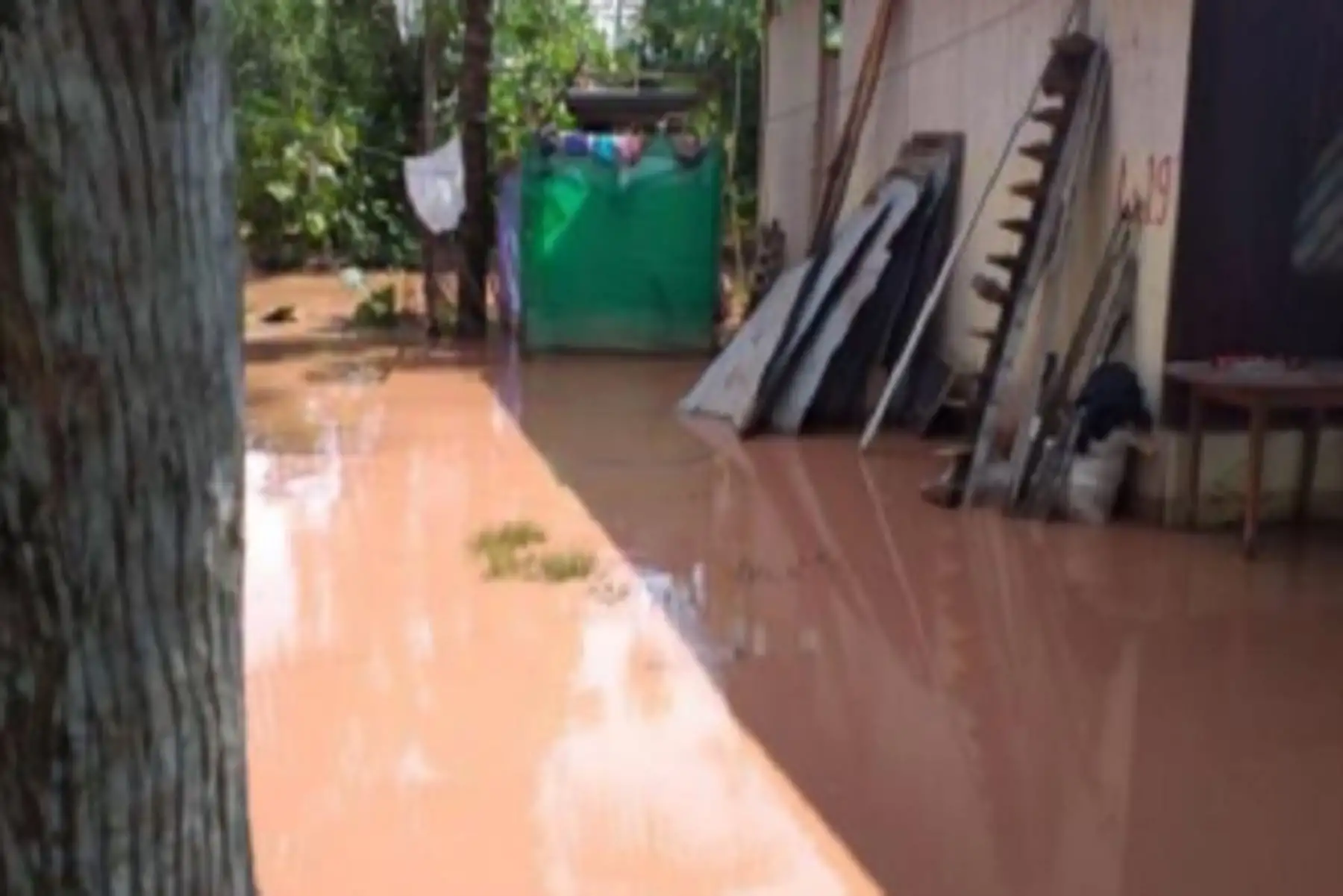 Las familias afectadas por la emergencia que ocurrió en la víspera, pernoctan en viviendas de vecinos y parientes.ANDINA/Difusión
