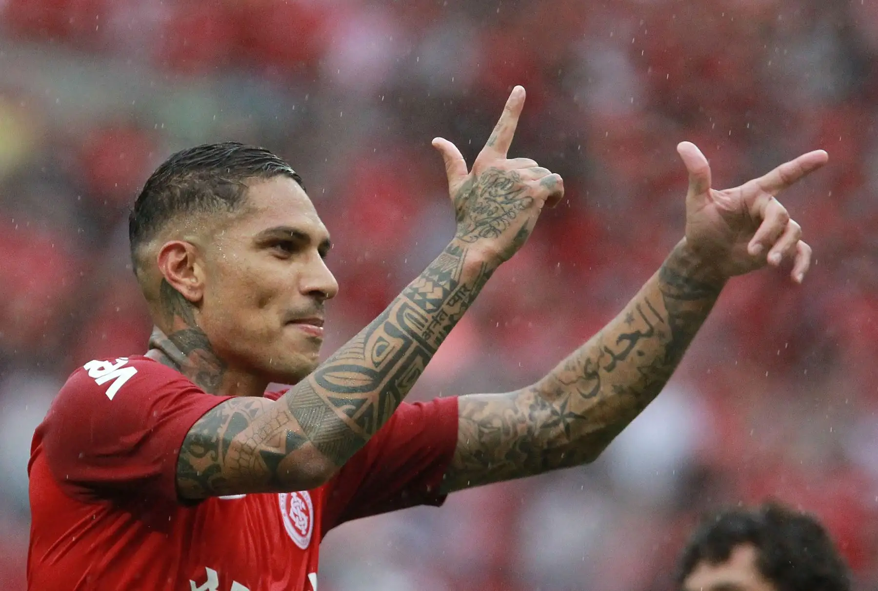 Paolo Guerrero reaccionó este sábado, en el estadio brasileño entre Internacional de Porto Alegre y las Caixias, en el estadio Beira-Río de Porto Alegre (Brasil). Guerrero, de 35 años, no compite profesionalmente desde el Mundial de Rusia 2018, consiguió disputar gracias a un recurso aceptado por un tribunal deportivo.Foto: EFE
