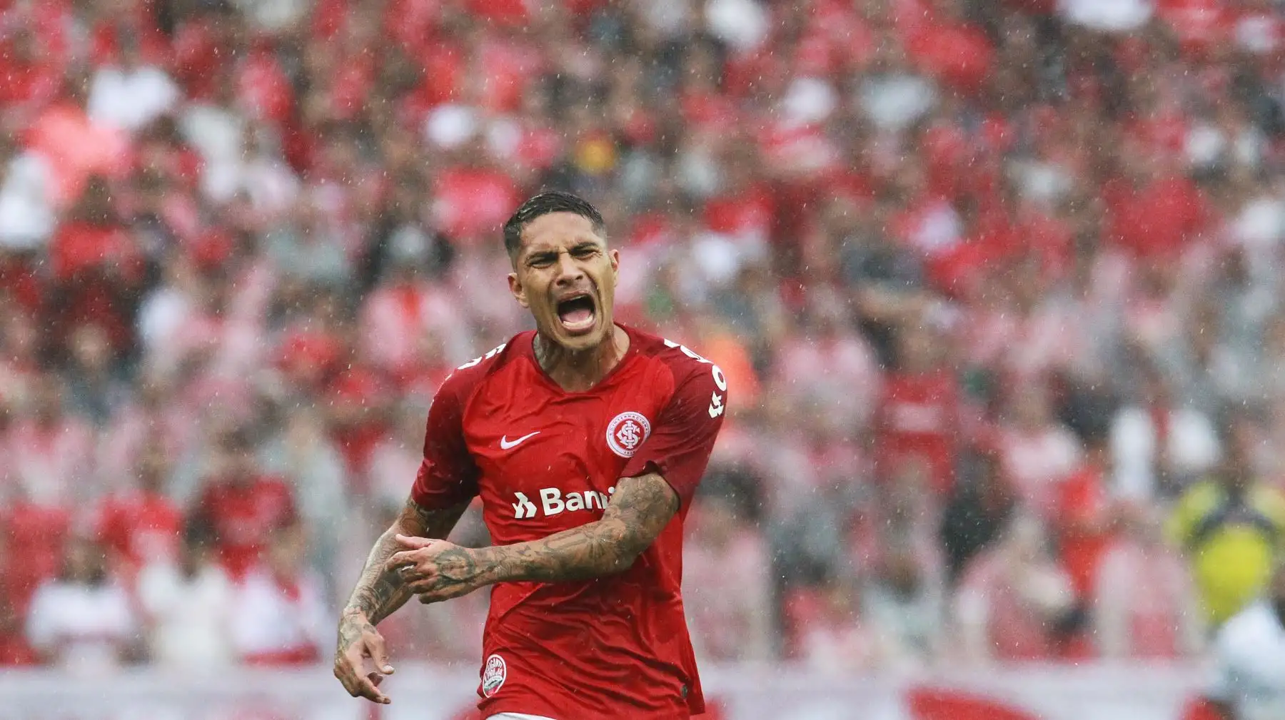 Paolo Guerrero reaccionó este sábado, en el estadio brasileño entre Internacional de Porto Alegre y las Caixias, en el estadio Beira-Río de Porto Alegre (Brasil). Guerrero, de 35 años, no compite profesionalmente desde el Mundial de Rusia 2018, consiguió disputar gracias a un recurso aceptado por un tribunal deportivo.Foto: EFE