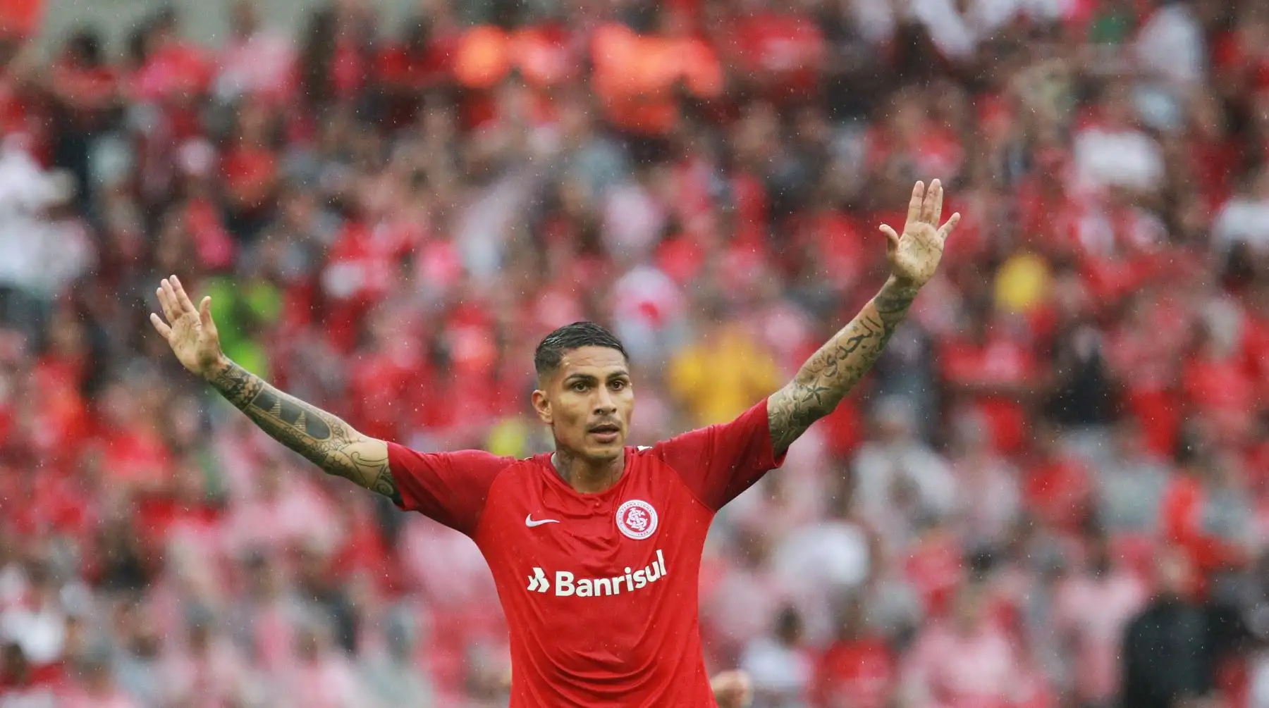 Paolo Guerrero reaccionó este sábado, en el estadio brasileño entre Internacional de Porto Alegre y las Caixias, en el estadio Beira-Río de Porto Alegre (Brasil). Guerrero, de 35 años, no compite profesionalmente desde el Mundial de Rusia 2018, consiguió disputar gracias a un recurso aceptado por un tribunal deportivo.Foto: EFE
