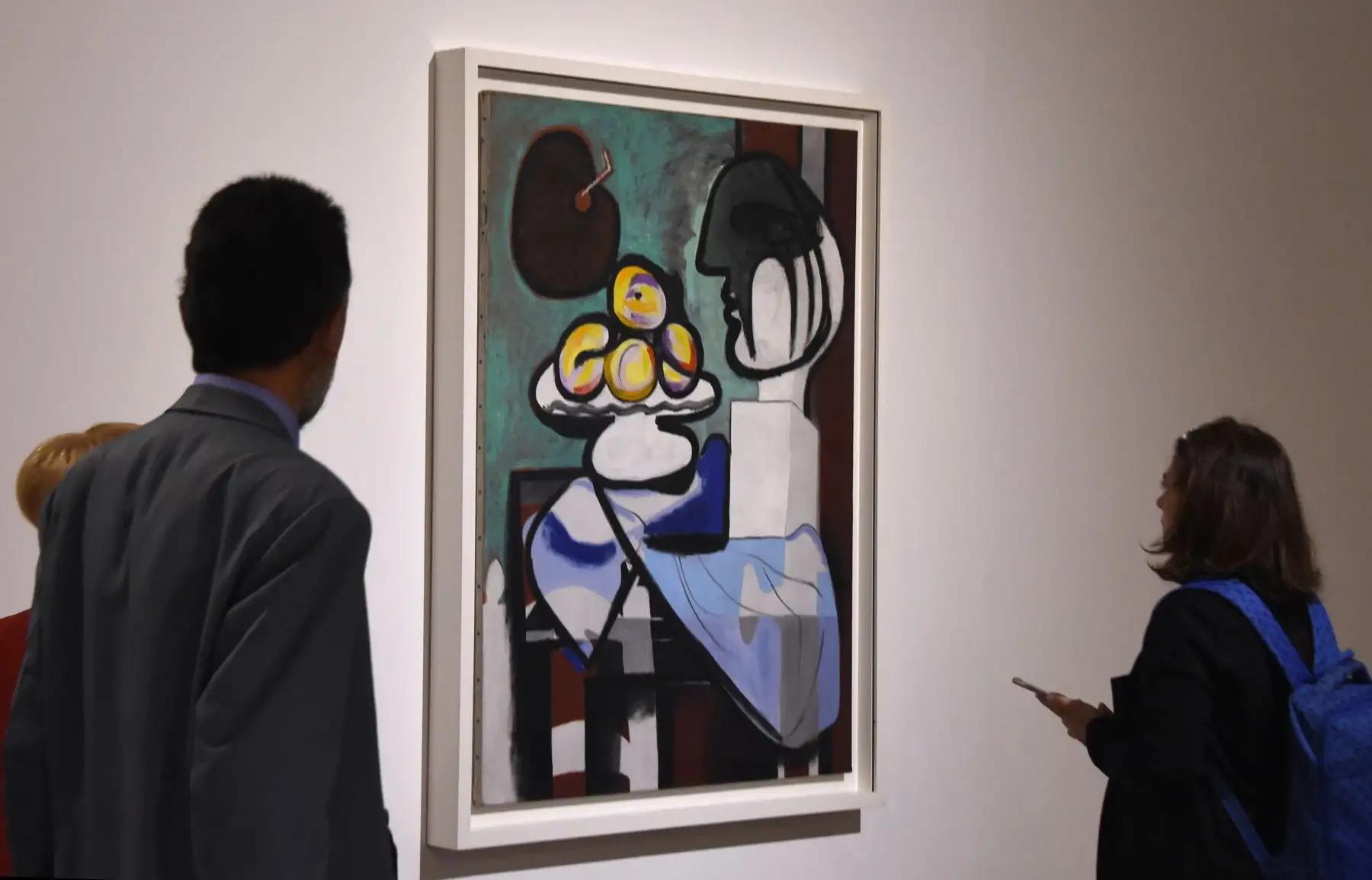 Periodistas observan una pintura de la exposición "Picasso en Uruguay" en el Museo de Artes Visuales de Montevideo . 42 obras de Pablo Picasso se exhibirán por primera vez en Uruguay.Foto: AFP