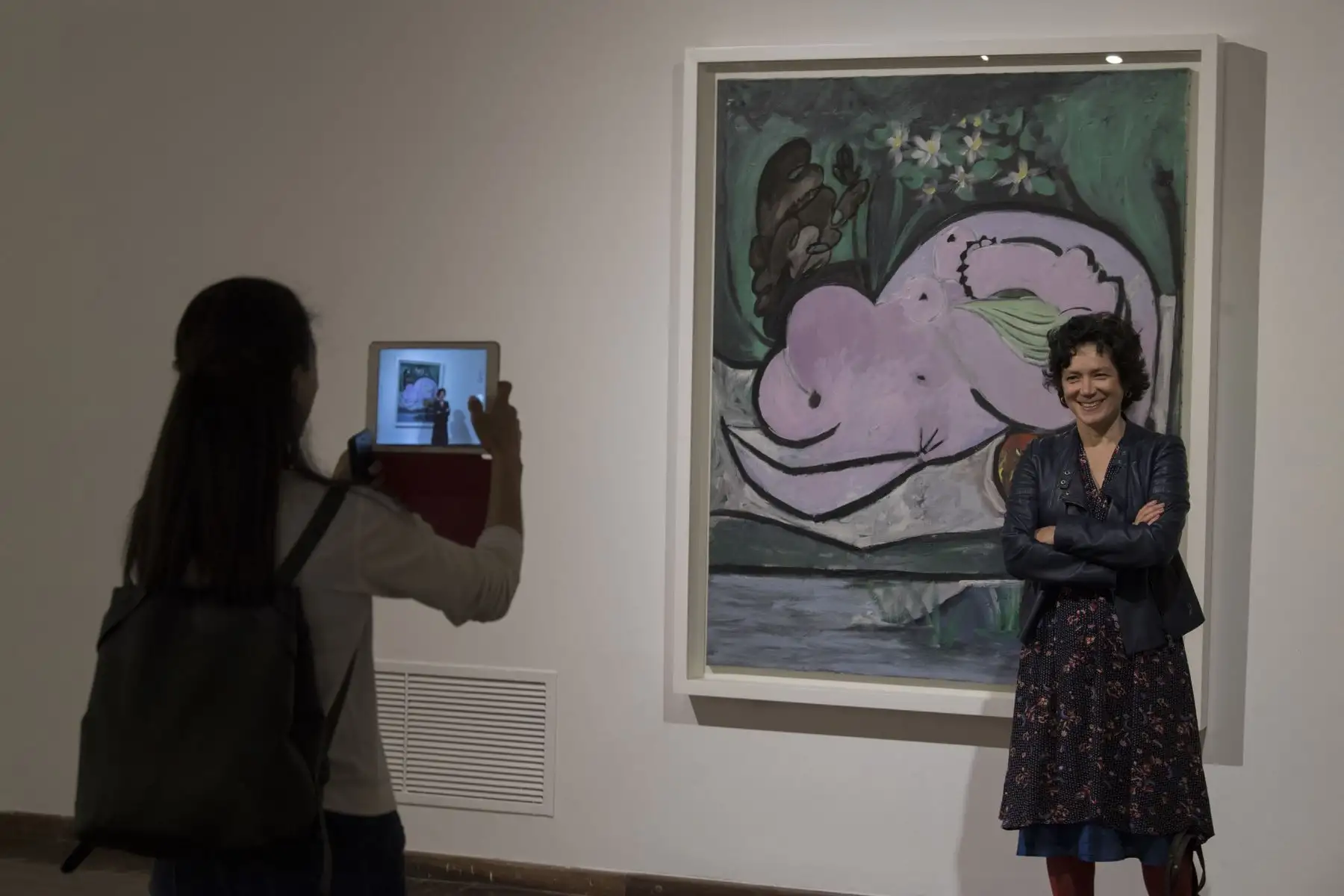 Una mujer posa frente al cuadro "Desnudo en el jardín" de Picasso durante el montaje de la exposición "Picasso en Uruguay" en el Museo de Artes Visuales de Montevideo .Foto:AFP