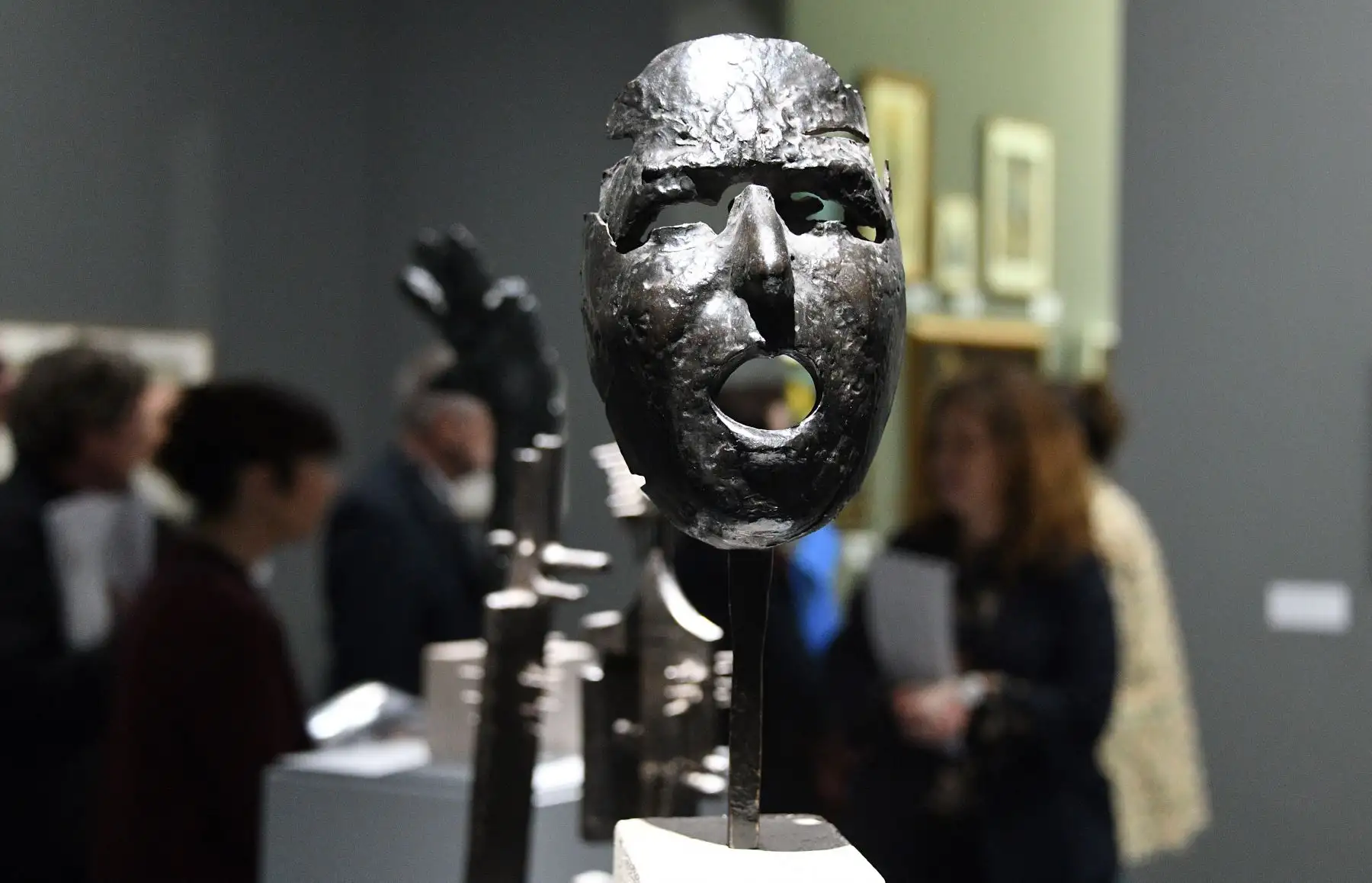 Una imagen muestra una obra de arte en bronce "Montserrat Screaming Mask", del escultor español Julio González, durante un adelanto de la exposición "Picasso y el éxodo, una historia española del arte en resistencia" en el museo Les Abattoirs en Toulouse, sur de Francia.Foto:AFP