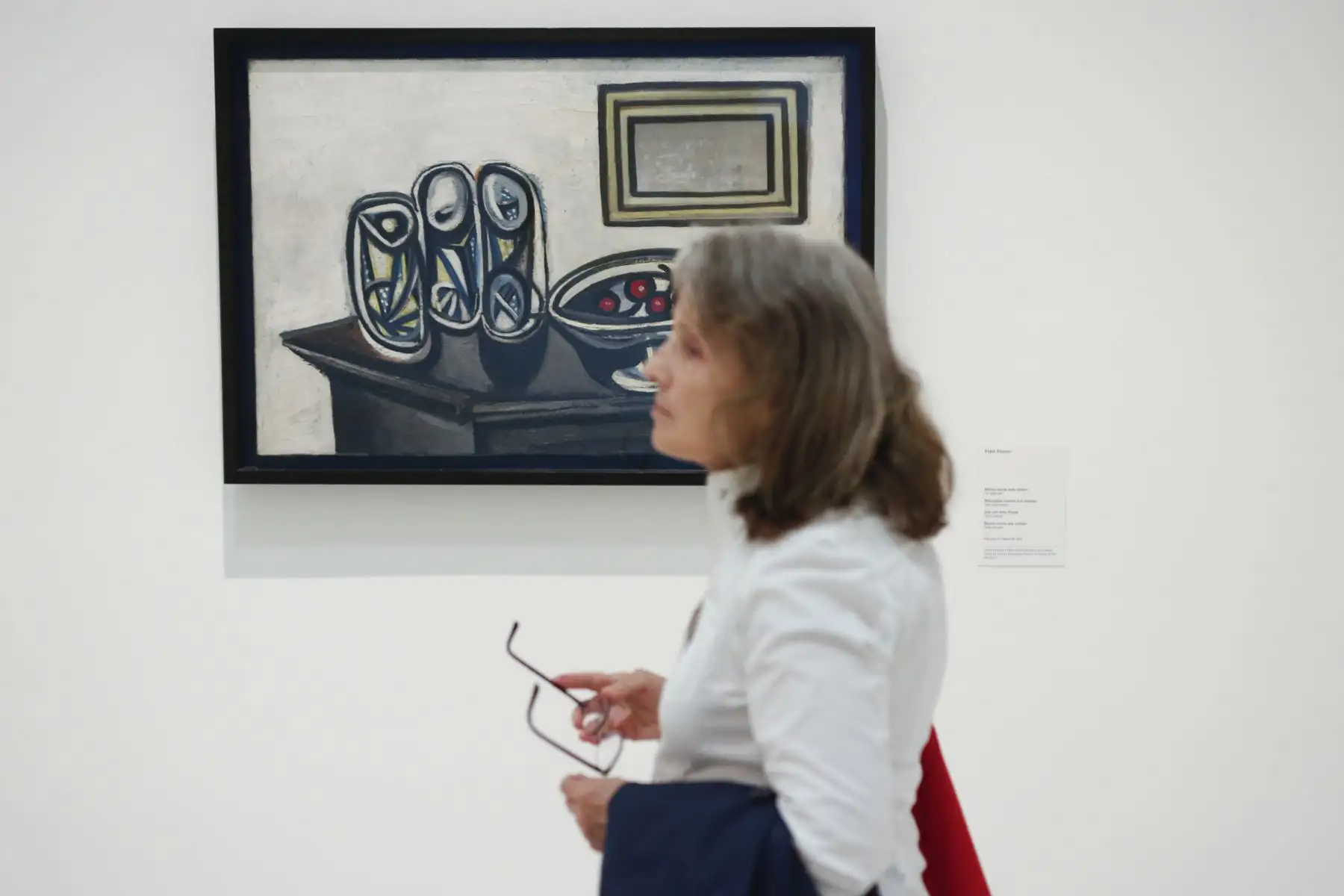 Una mujer pasa junto al "Bodegón con cerezas" del artista español Pablo Picasso durante la presentación de la exposición "Cocina de Picasso" en el Museo Picasso de Barcelona . Una botella de vino deformada, un colador como jefe de un Una mujer o un hueso de pescado incrustado en una pieza de cerámica ... La conexión íntima del trabajo de Pablo Picasso con la gastronomía surge en su museo de Barcelona.Foto:AFP