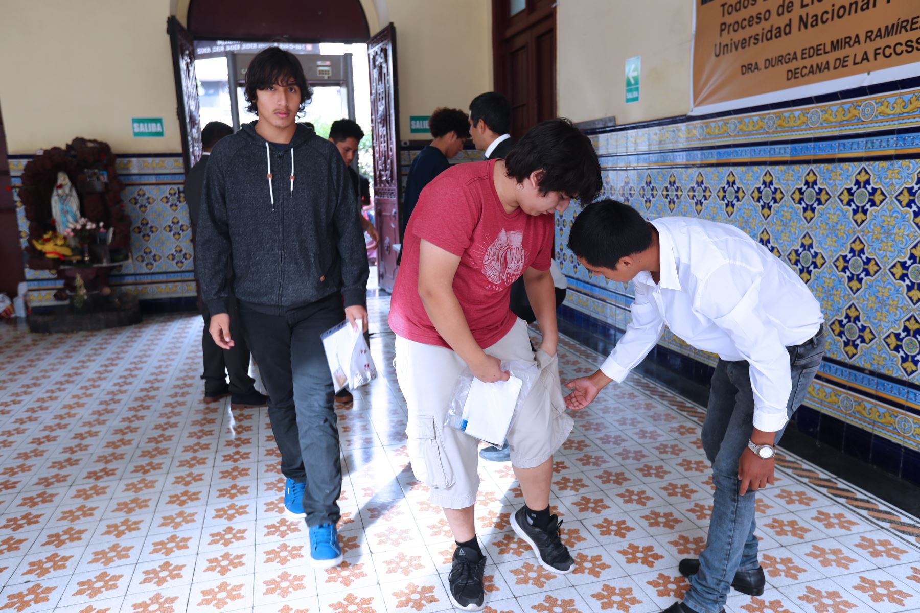 Postulantes ingresan a rendir examen a Universidad Villarreal, Foto: ANDINA/Norman Córdova