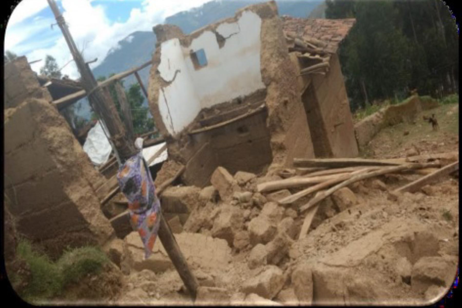 Debido a las lluvias intensas se derrumbó esta vivienda del centro poblado Huaripampa, en el distrito de Canchabamba, región Huánuco.
