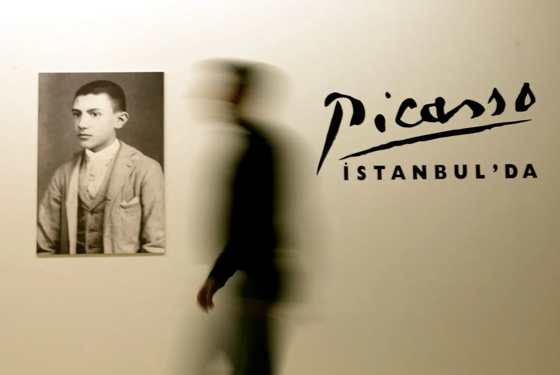 Un visitante pasa junto a un retrato de la infancia del maestro español Pablo Picasso con "Picasso está en Estambul"  durante la vista previa de prensa de Picasso en el Museo Sabanci en Emirgan, Estambul. Foto: AFP