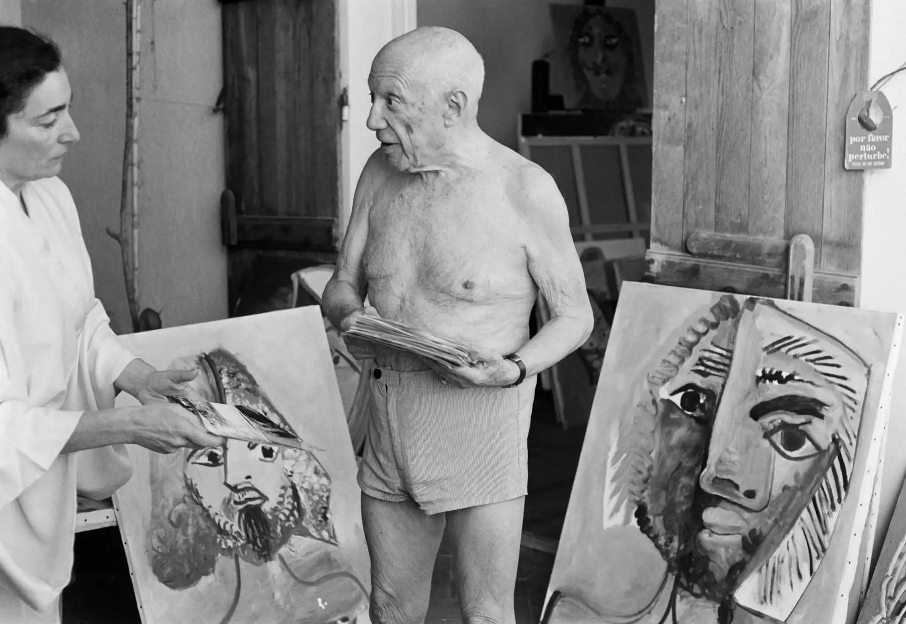 Un retrato tomado el 18 de octubre de 1971 en su estudio en Mougins muestra al pintor español Pablo Picasso hablando con su esposa Jacqueline. Foto:AFP