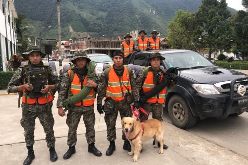 Dos patrullas de soldados se sumaron a las labores de búsqueda y rescate de la profesora  Ayda Simón Arrostegui.