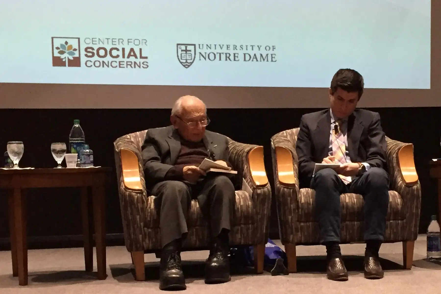 En el marco de la realización de la Conferencia Bienal del  Centro de Responsabilidad Social de la Universidad de Notre Dame se galardonó  al P. Gustavo Gutiérrez en reconocimiento a su  labor en la Catedra de Teología  Cardenal John  O’Hara. Foto: ANDINA/Cortesia University of Notre Dame