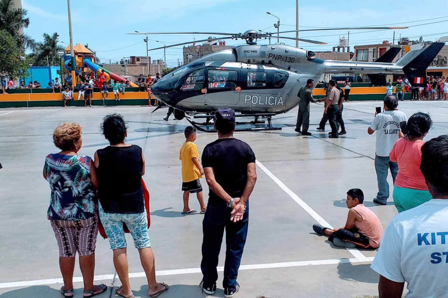El piloto de un helicóptero de la PNP aterrizó de emergencia en una losa deportiva del distrito del Santa, en la región Áncash.