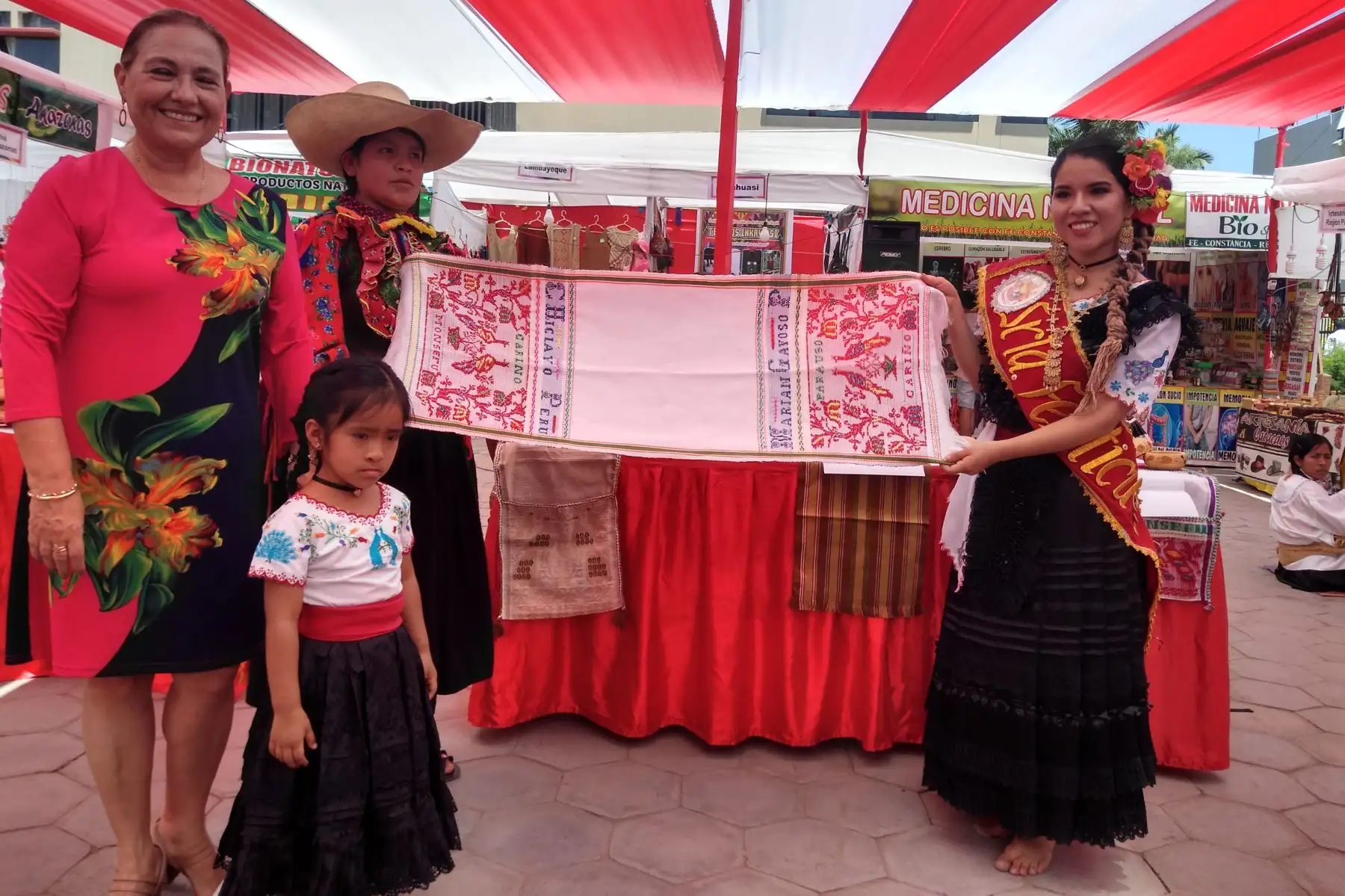 Artesanos de Lambayeque exponen sus mejores creaciones en la feria “Los artesanos hilando, tejiendo, bordando las costumbres y tradiciones de sus pueblos”.