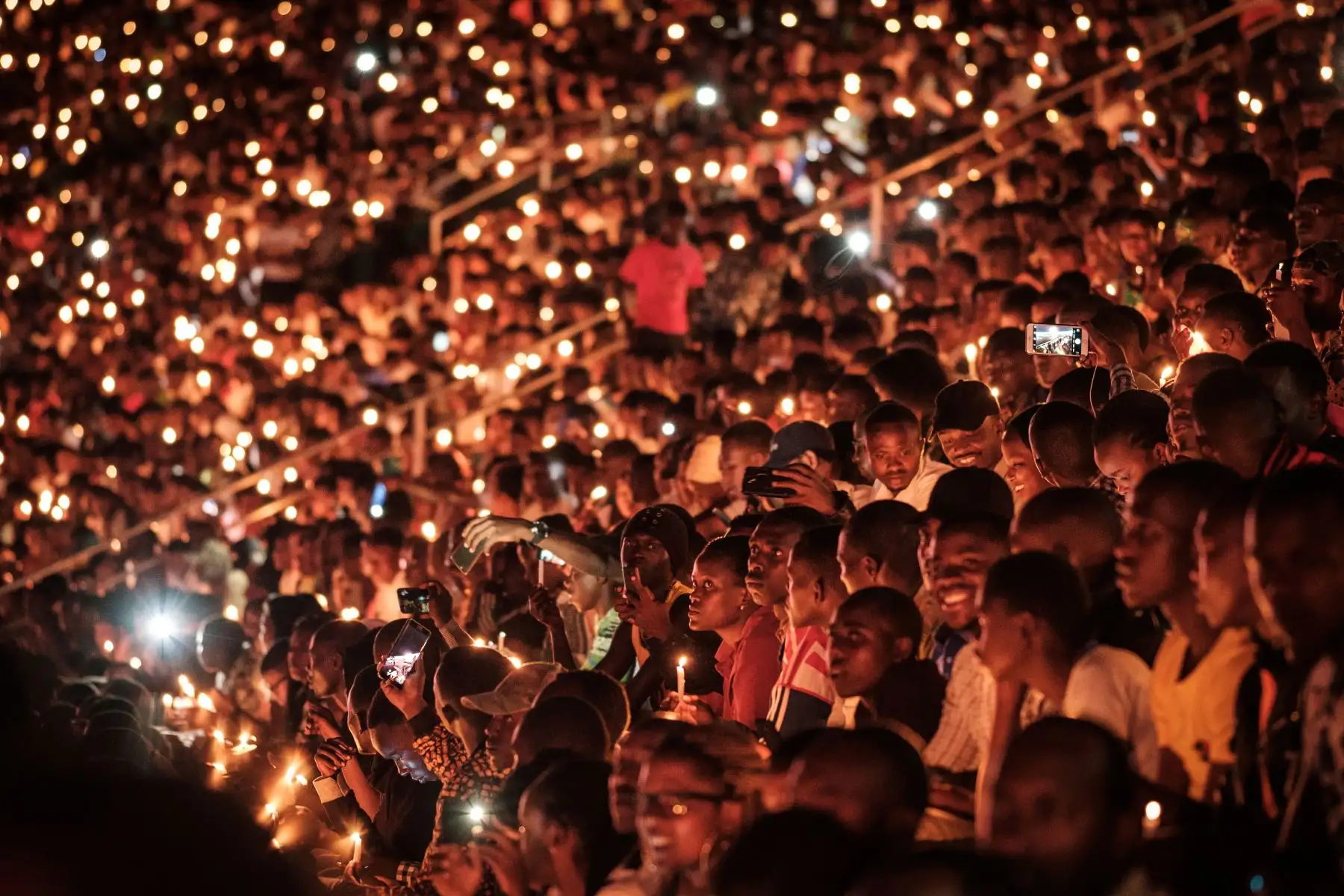 Vigilia nocturna y oración en el Estadio Amahoro como parte de la 25ª Conmemoración del Genocidio de 1994, en Kigali, Ruanda. Foto: AFP