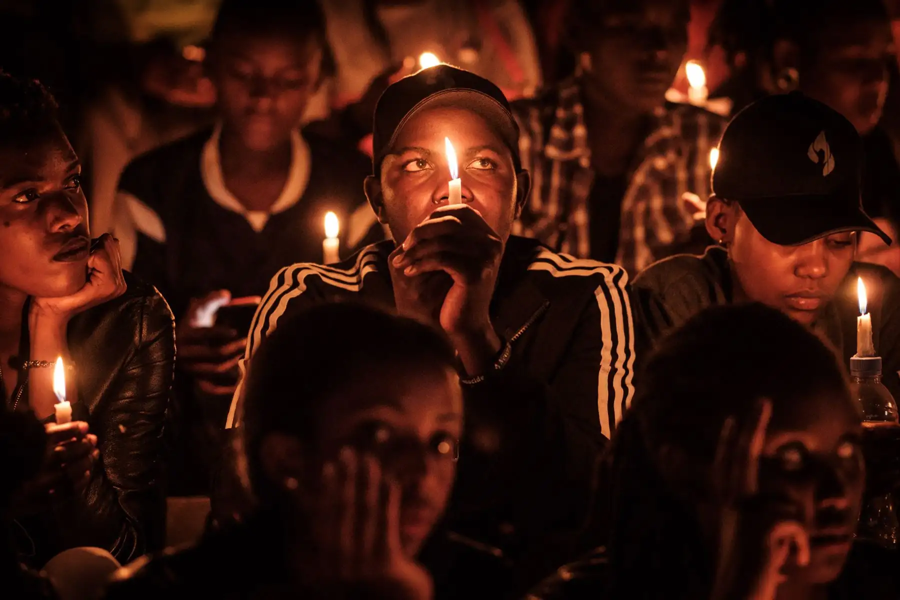 Vigilia nocturna y oración en el Estadio Amahoro como parte de la 25ª Conmemoración del Genocidio de 1994, en Kigali, Ruanda. Foto: AFP