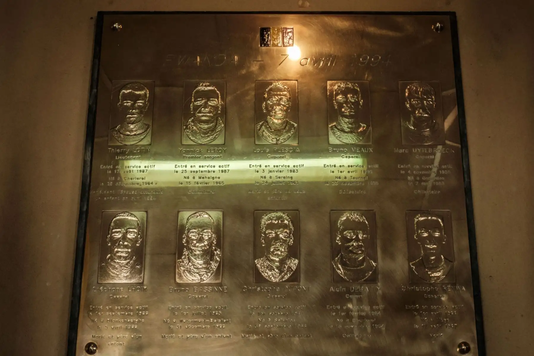 Placa que representa a 10 pacificadores de la ONU belgas asesinados durante el genocidio ruandés de 1994. Foto: AFP
