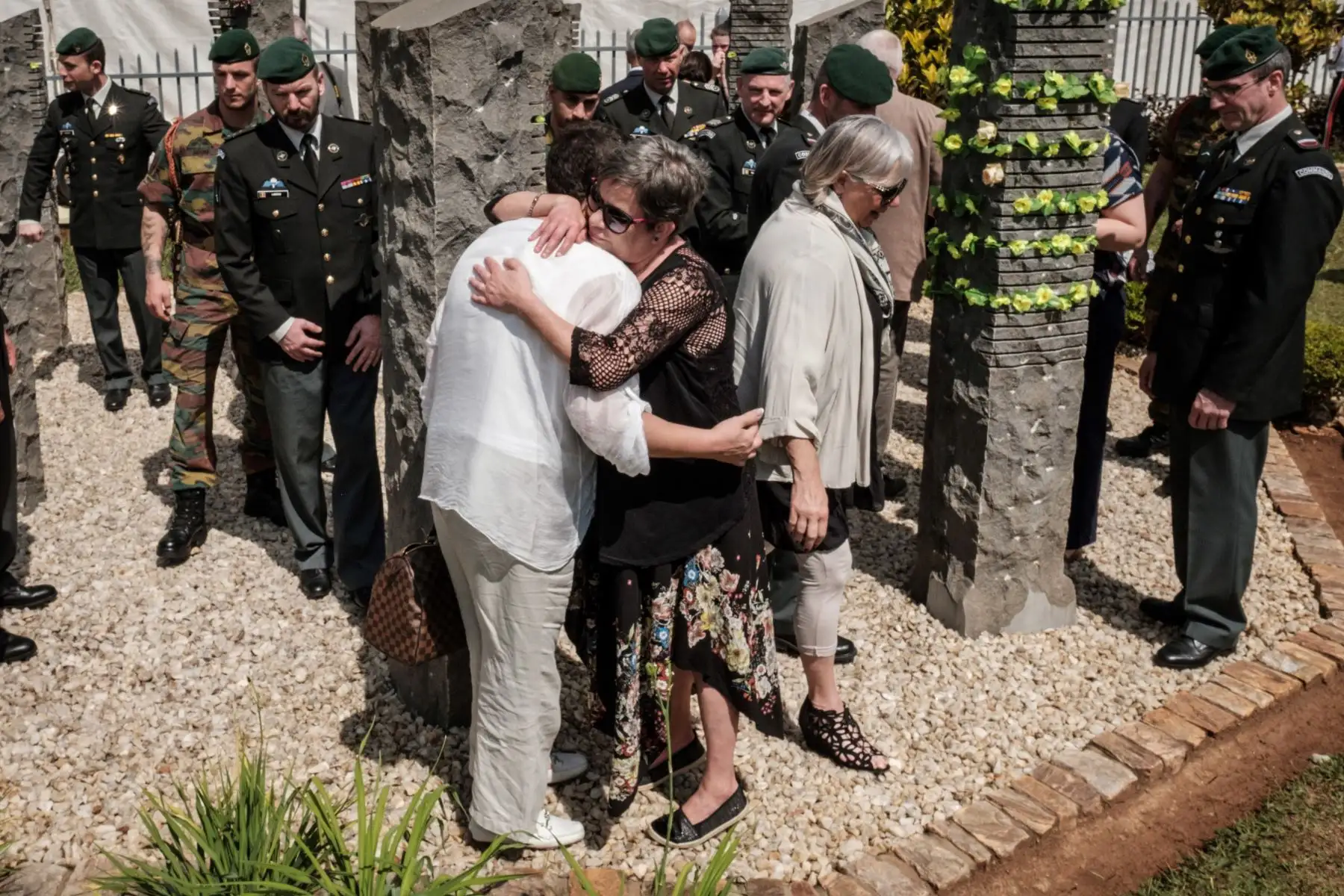 Familiares de los diez pacificadores belgas de la ONU que estaban protegiendo al primer ministro ruandés  participan en la 25ª conmemoración del genocidio de 1994. Foto: AFP