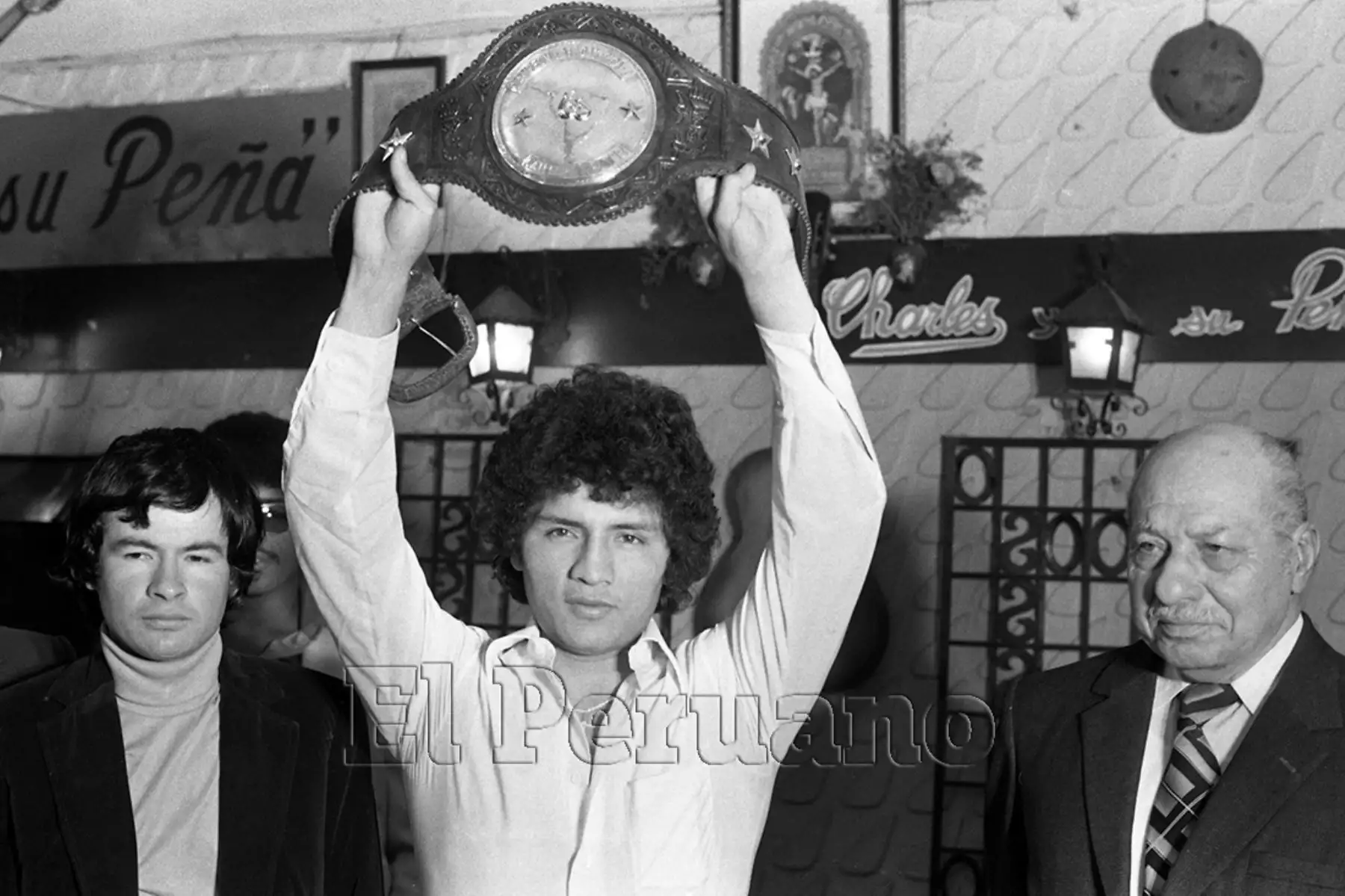 Lima - 9 octubre 1981 / El boxeador Fernando Rocco recibio el cinturón que lo acredita como campeón latinoamericano de los welter confeccionado en oro y plata. En la ceremonia se realizó en el restaurante Charles y su Peña el púgil nacional anuncio su viaje a un congreso de la Asociación Mundial de Boxeo.