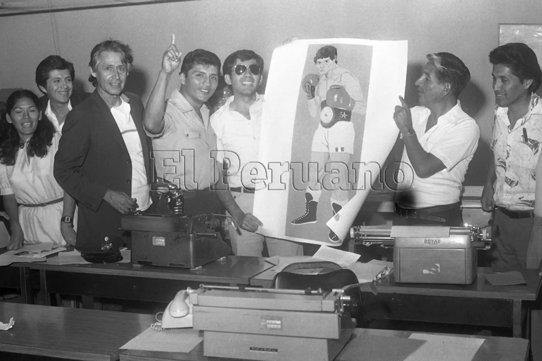 Lima - 3 mayo 1984 / El boxeador Fernando Rocco, asimilado a la Guardia Republicana, visita La Crónica luego de conocer que ascendió hasta el N° 1 del ranking de la Asociación Mundial de Boxeo y quedo listo para retar el campeón mundial de su categoría.