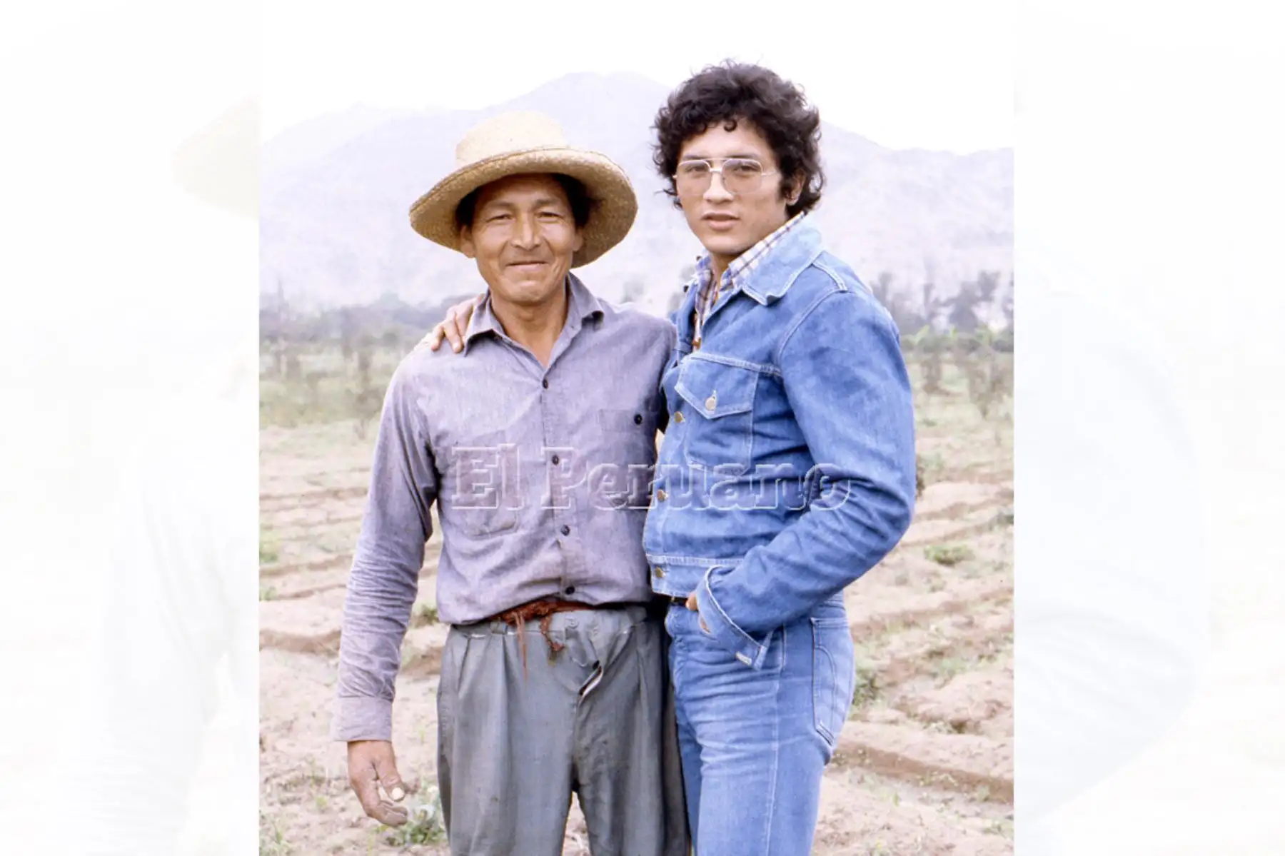 Huaral - 17 setiembre 1979 / El boxeador Fernando Rocco junto a su padre en su chacra de Huaral.
