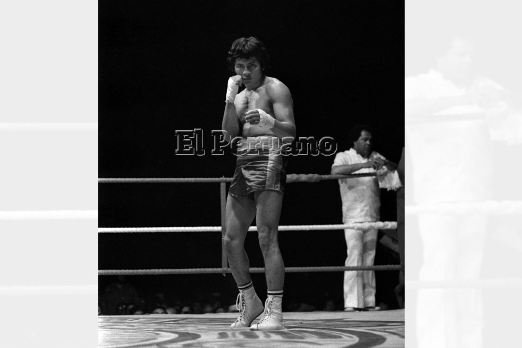 Lima - 14 octubre 1977 / El boxeador Fernando Rocco el día de su debut profesional con un triunfo en el primer asalto sobre Alejandro Muedas.