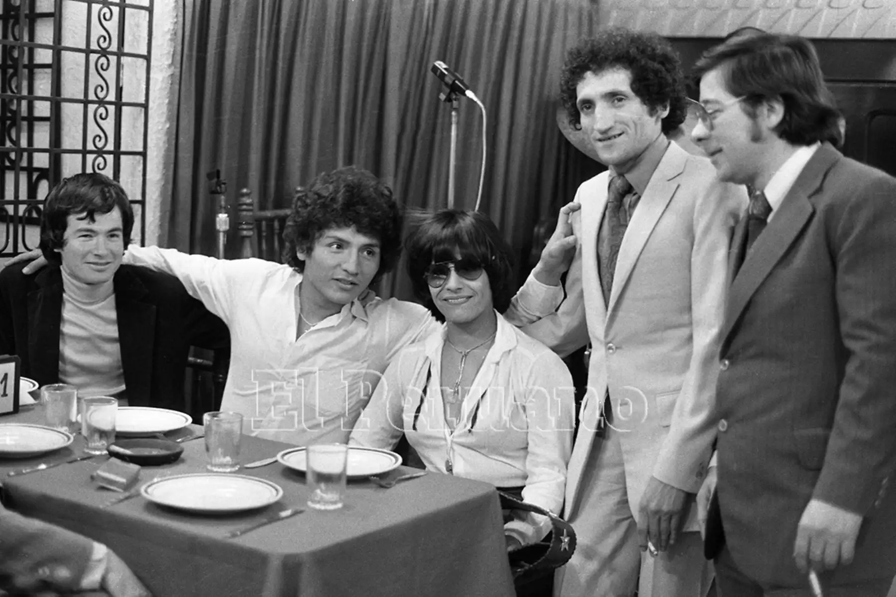 Lima - 9 octubre 1981 / El boxeador Fernando Rocco con la cantante Lucía de la Cruz, su empresario Jorge Bartra y los actores Rodolfo Carrión y Efraín Aguilar, el día que  recibió el cinturón de campeón latinoamericano de los welter en el restaurante Charles y su Peña.