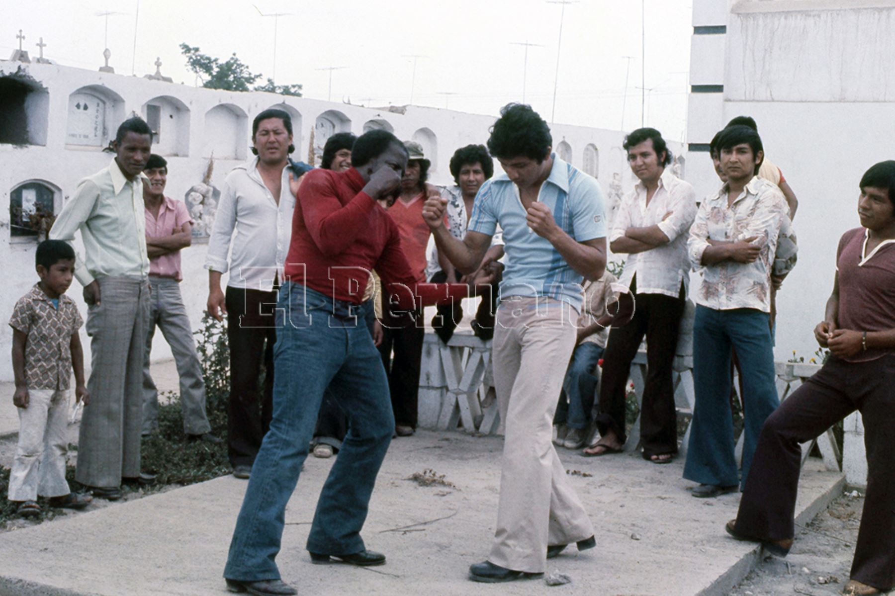 Huaral - 3 enero 1979 / Fernando Rocco ensaya unos golpes en el cementerio de Huaral.