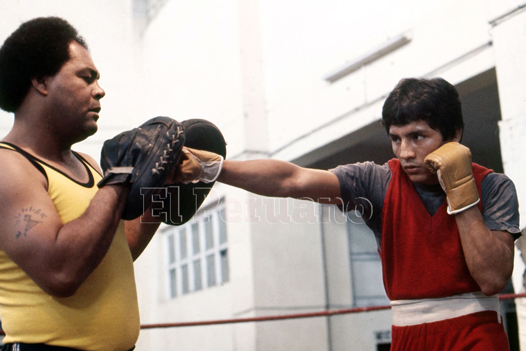 Lima - 28 enero de 1978 / El  boxeador Fernando Rocco con su entrenador Manuel Ronchez en la Bombonera del Estadio Nacional.