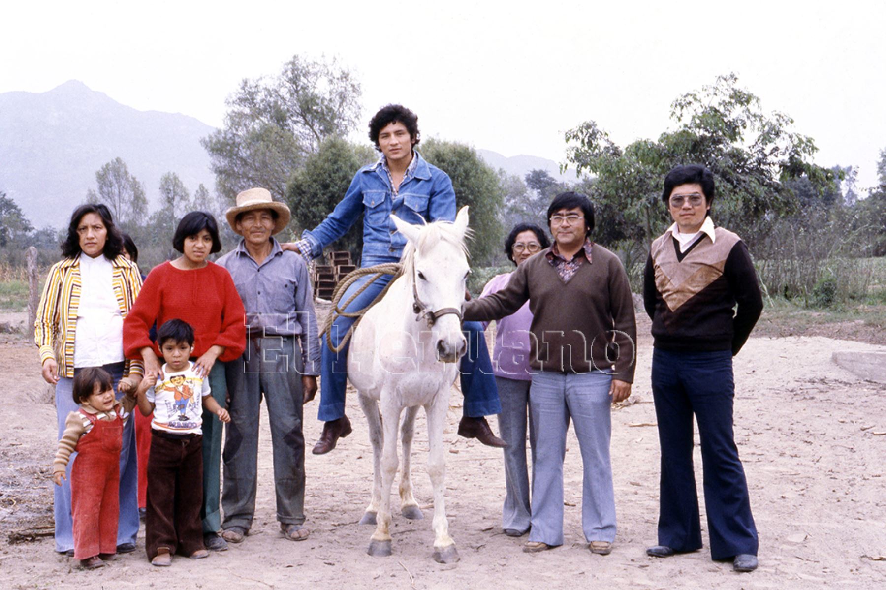 Huaral - 16 setiembre 1979 / Fernando Rocco con su padre y su familia en Huaral.