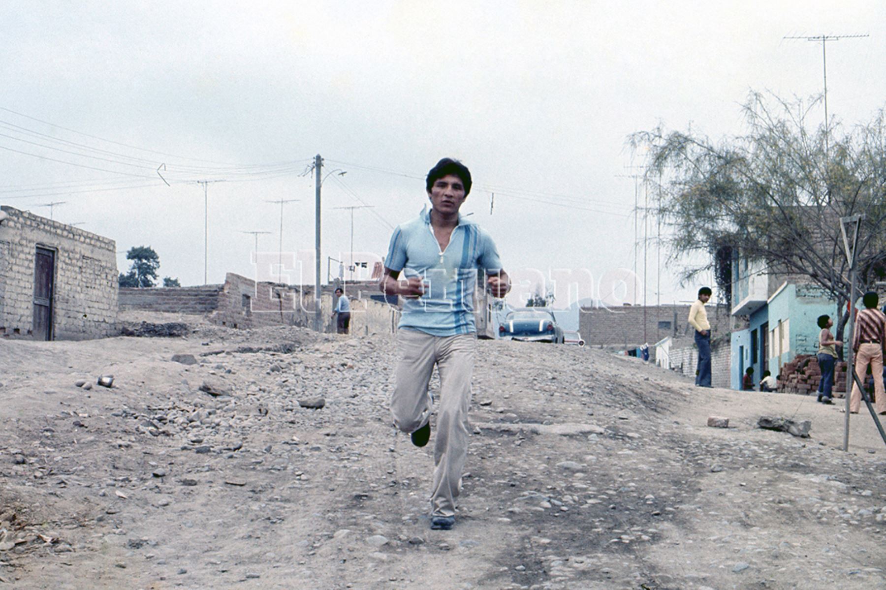 Huaral - 3 enero 1979 / El crédito nacional Fernando Rocco recorriendo en las calles de tierra querida.