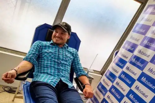 Alcalde de La Victoria en donación de sangre Foto: EsSalud