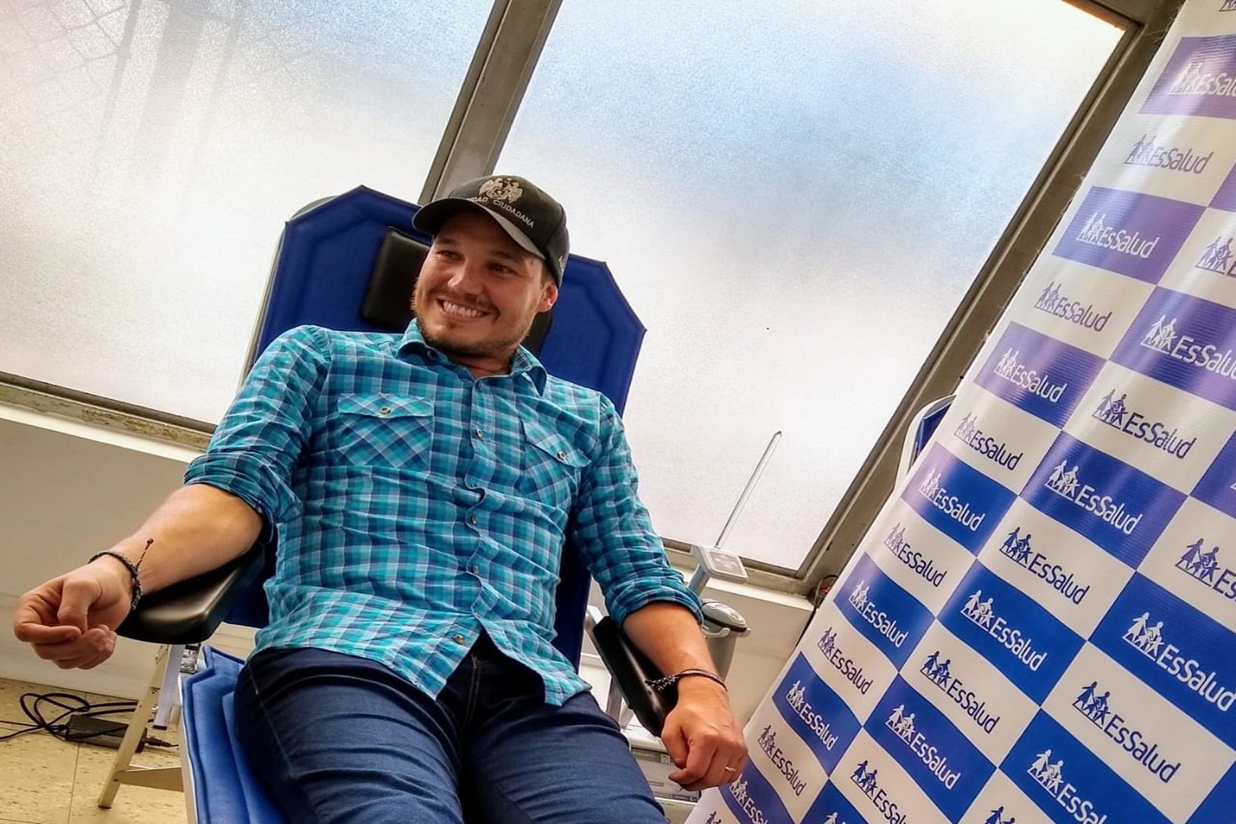 Alcalde de La Victoria en donación de sangre Foto: EsSalud