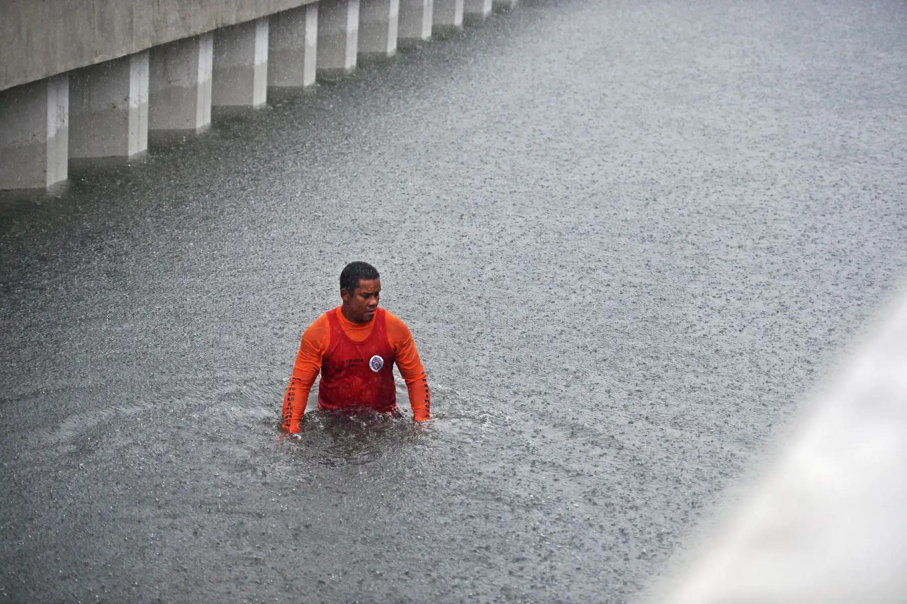 Un bombero de la unidad subacuática inspecciona un automóvil sumergido en un túnel de carretera durante fuertes lluvias en Río de Janeiro, Brasil. Foto: AFP