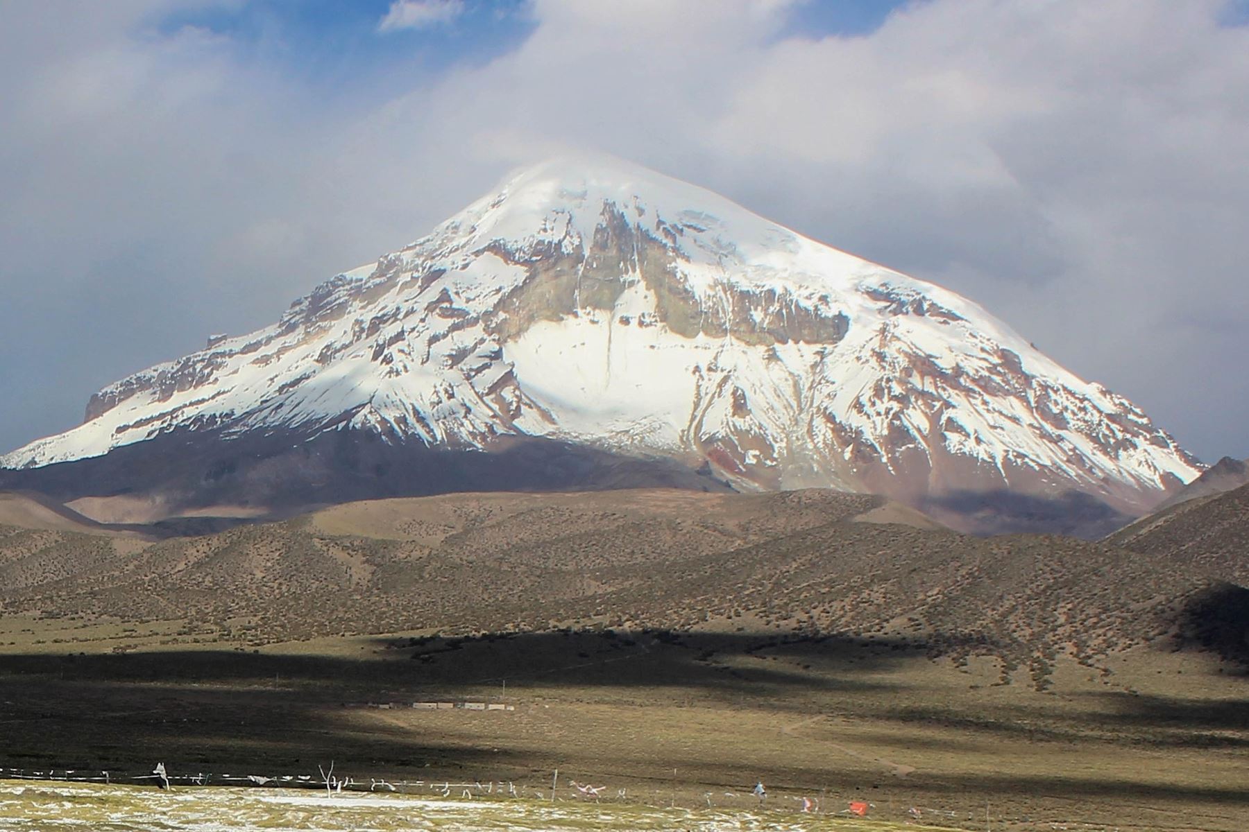 El nevado de Sajama en el parque nacional Sajama, el área protegida más antigua de Bolivia. Foto: EFE