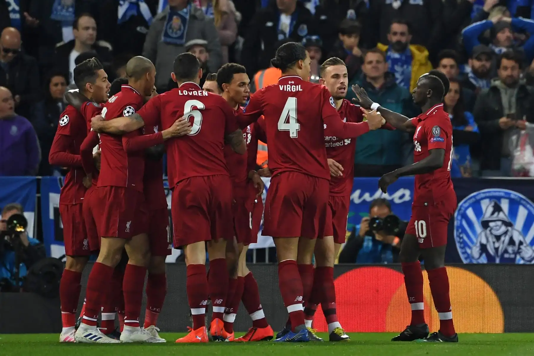 Los jugadores del Liverpool celebran el primer gol del centrocampista guineano del Liverpool Naby Keita durante los cuartos de final de la Liga de Campeones de la UEFA, el partido de fútbol de ida entre el Liverpool y el FC Porto.Foto: ANDINA/AFP