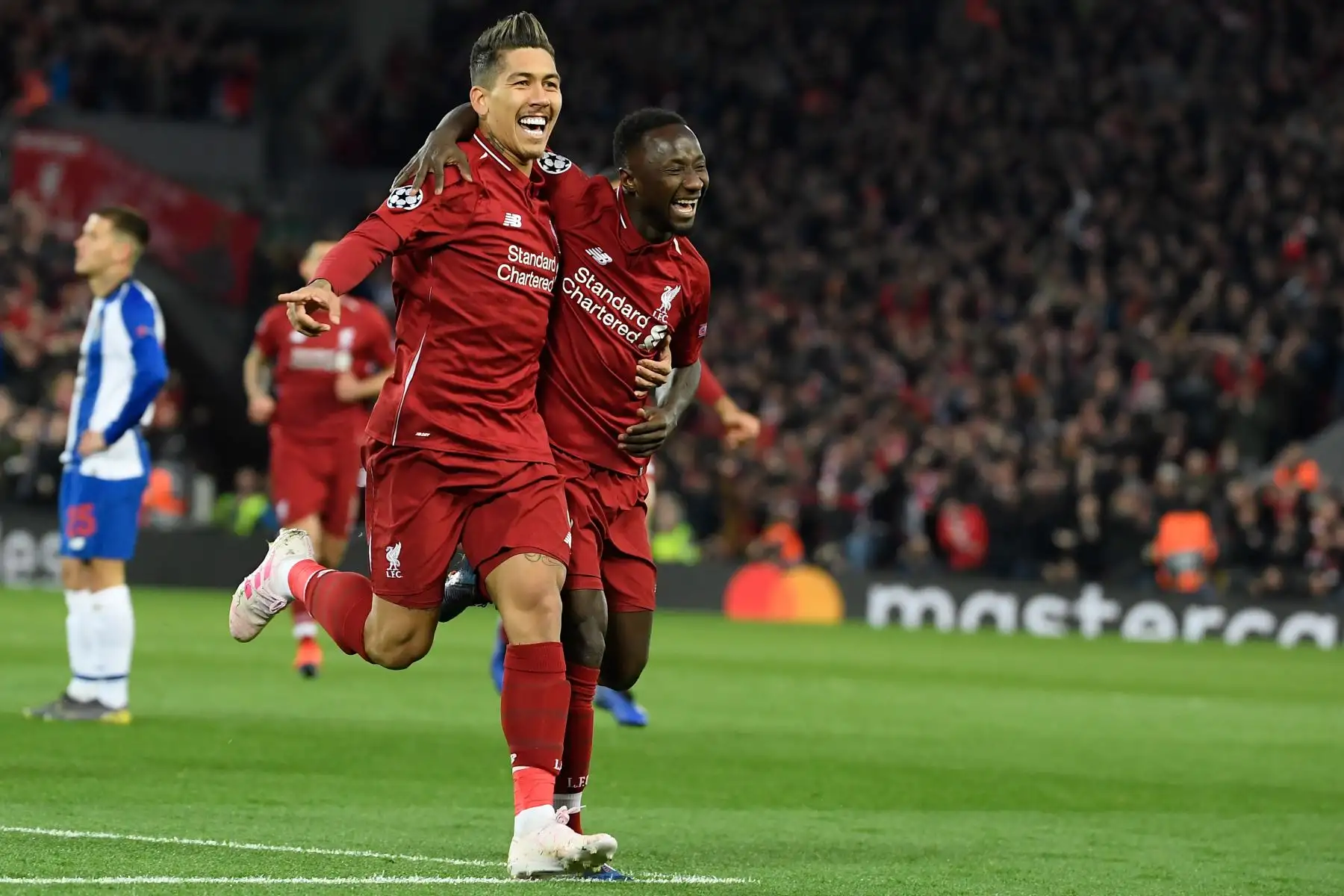 La mediocampista guineana de Liverpool Naby Keita (R) celebra con el mediocampista brasileño Roberto Firmino de Liverpool luego de marcar un gol durante los cuartos de final de la UEFA Champions League, partido de fútbol de ida entre Liverpool y FC Porto.Foto:AFP