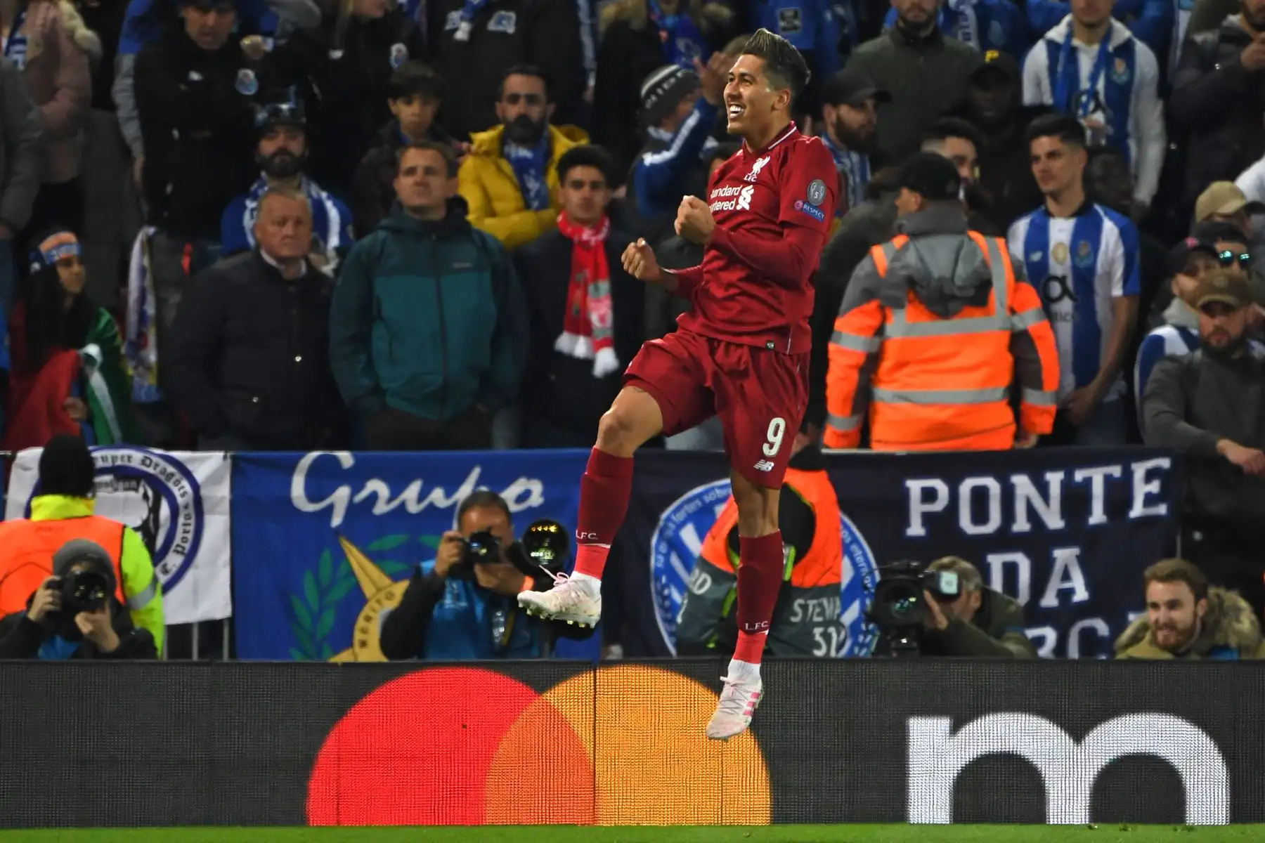El centrocampista brasileño del Liverpool, Roberto Firmino, celebra su segundo gol durante los cuartos de final de la Liga de Campeones de la UEFA, partido de fútbol de ida entre el Liverpool y el FC Porto.Foto:AFP