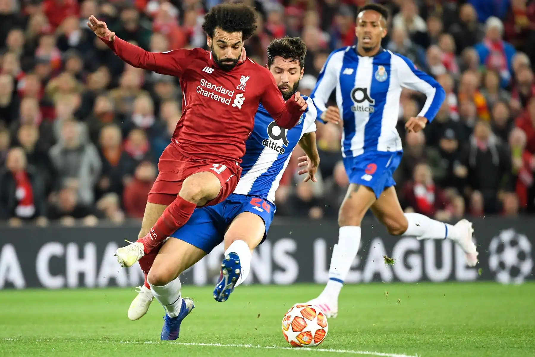 El defensor brasileño del Porto, Felipe (trasero C) compite por el balón con el mediocampista egipcio Mohamed Salah (L) de Liverpool durante los cuartos de final de la UEFA Champions League, partido de fútbol de ida entre el Liverpool y el FC Porto.Foto:AFP