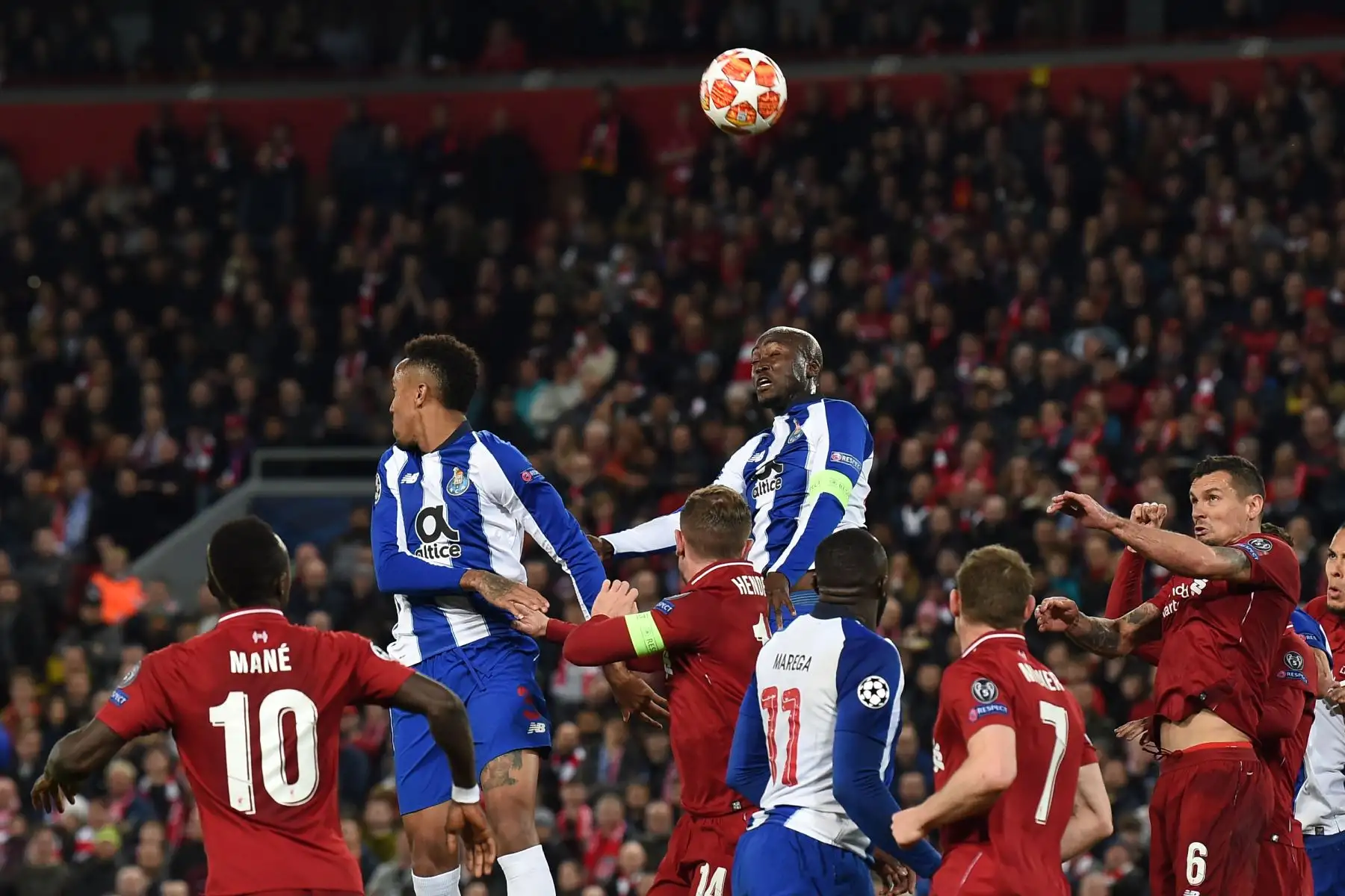 El mediocampista portugués del Oporto Danilo Pereira (C) salta para ganar un cabezazo durante los cuartos de final de la UEFA Champions League, partido de fútbol de ida entre el Liverpool y el FC Porto.Foto:AFP