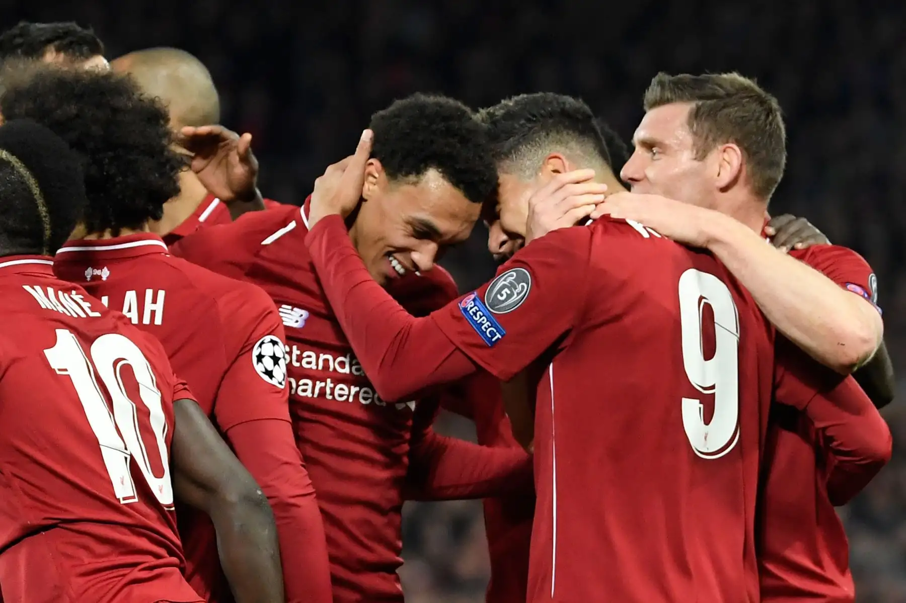 El mediocampista brasileño del Liverpool, Roberto Firmino (R), celebra con sus compañeros de equipo después de marcar un gol durante los cuartos de final de la Liga de Campeones de la UEFA, partido de fútbol de ida entre el Liverpool y el FC Porto.Foto:AFP