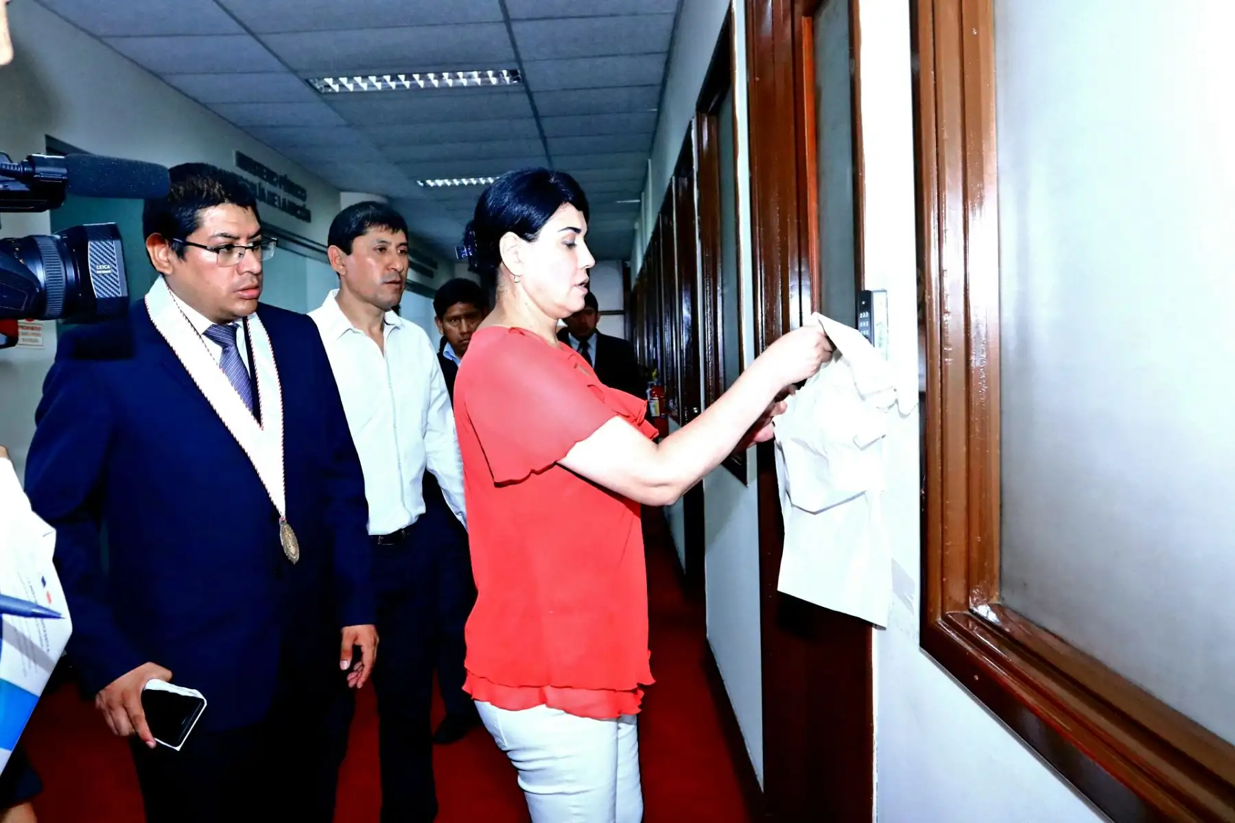 Rosa Venegas, ex asesora de Chávarry participa en el desarrollo de diligencia de reconstrucción del ingreso ilegal a una oficina que había sido lacrada por el fiscal José Domingo Pérez.
Foto: ANDINA/Difusión