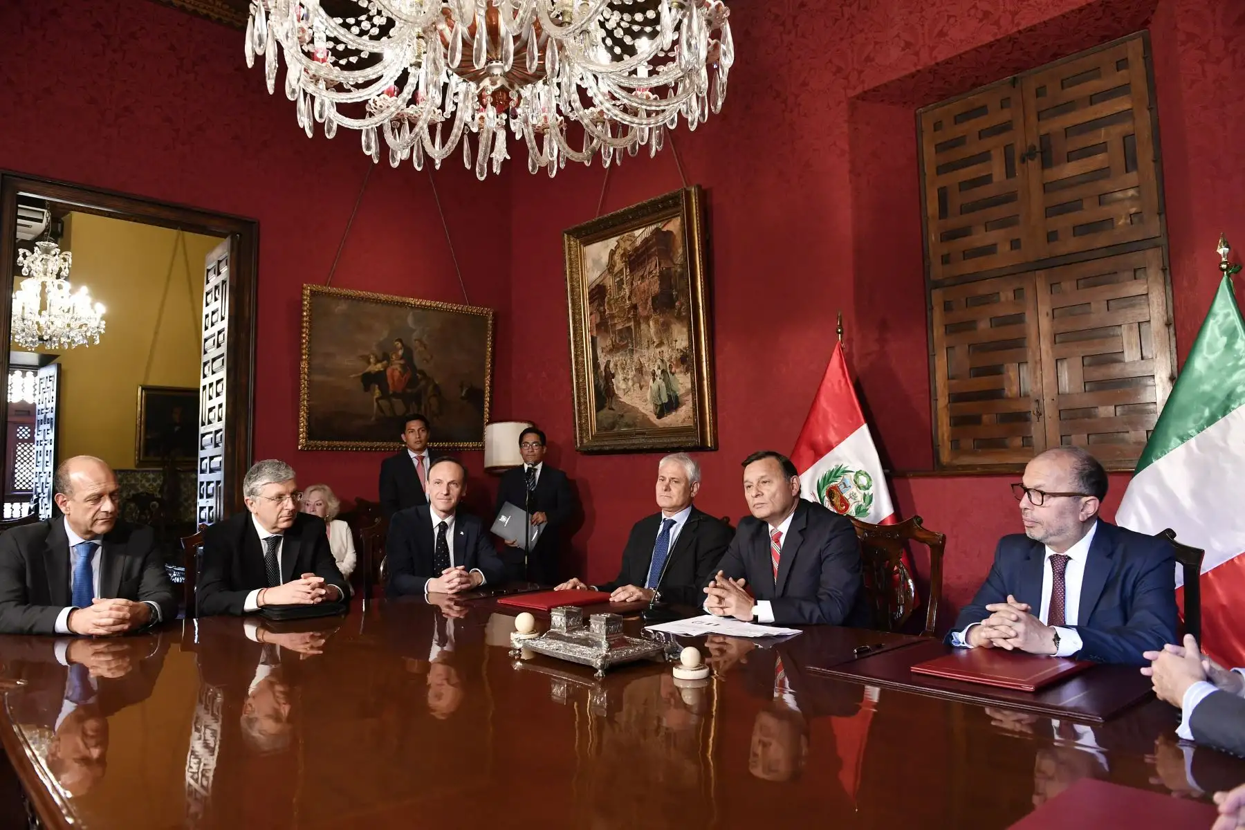 El canciller Néstor Popolizio y el vicecanciller Hugo de Zela se reunieron en el Palacio de Torre Tagle con el viceministro de Relaciones Exteriores de Italia, Guglielmo Picchi, a fin de impulsar la relación bilateral.
Foto: ANDINA/Cancillería del Perú