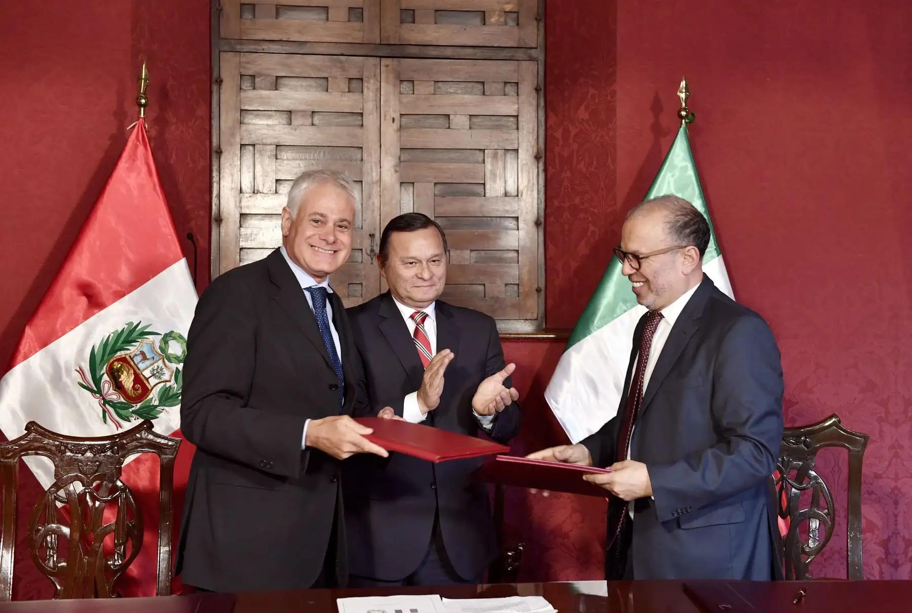 El canciller Néstor Popolizio y el vicecanciller Hugo de Zela se reunieron en el Palacio de Torre Tagle con el viceministro de Relaciones Exteriores de Italia, Guglielmo Picchi, a fin de impulsar la relación bilateral.
Foto: ANDINA/Cancillería del Perú