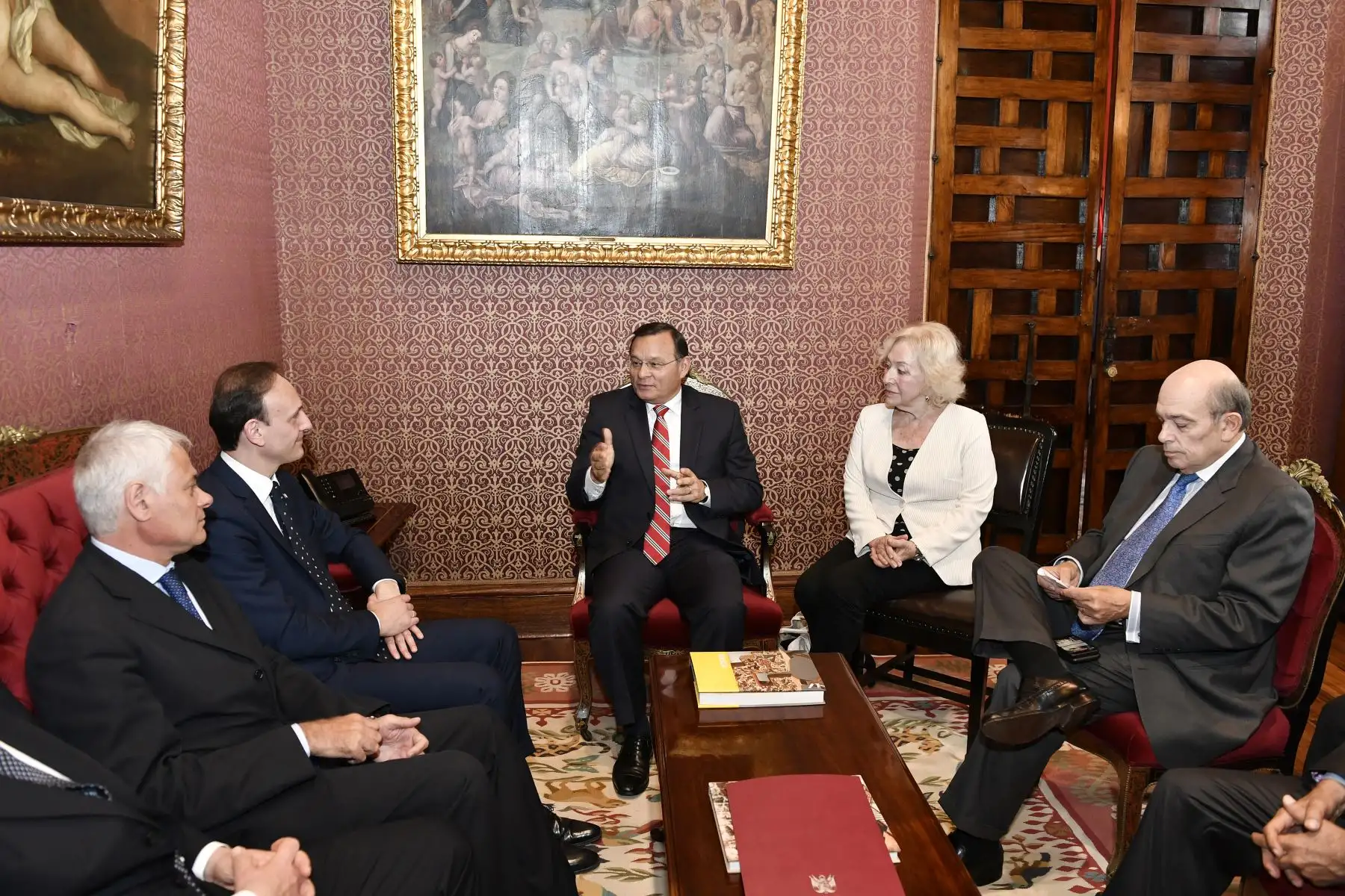 El canciller Néstor Popolizio y el vicecanciller Hugo de Zela se reunieron en el Palacio de Torre Tagle con el viceministro de Relaciones Exteriores de Italia, Guglielmo Picchi, a fin de impulsar la relación bilateral.
Foto: ANDINA/Cancillería del Perú